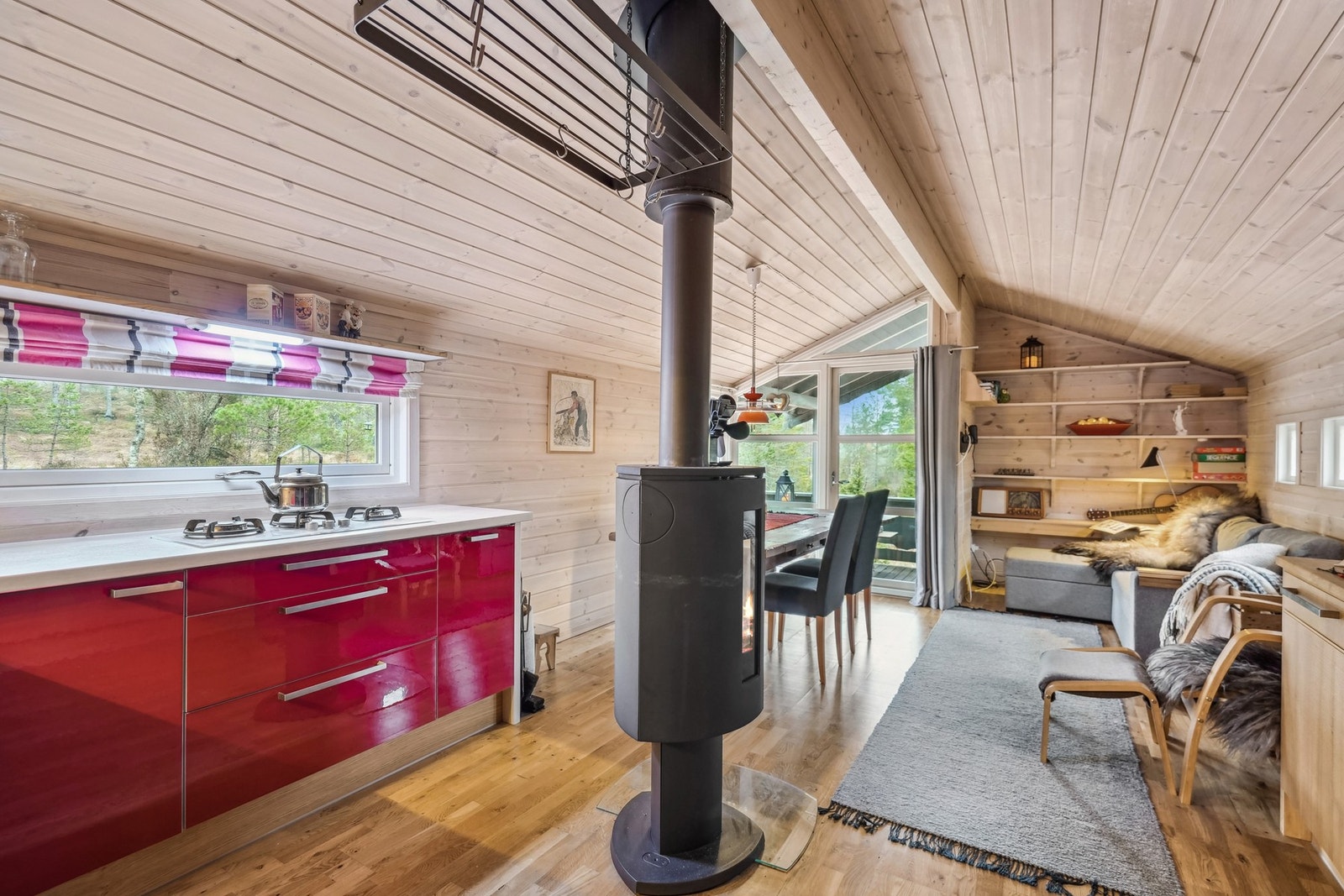 Et koselig rom med den fine peisen som et naturlig midtpunkt. Dette er også oppvarmingskilden til hytten. Galleribilde