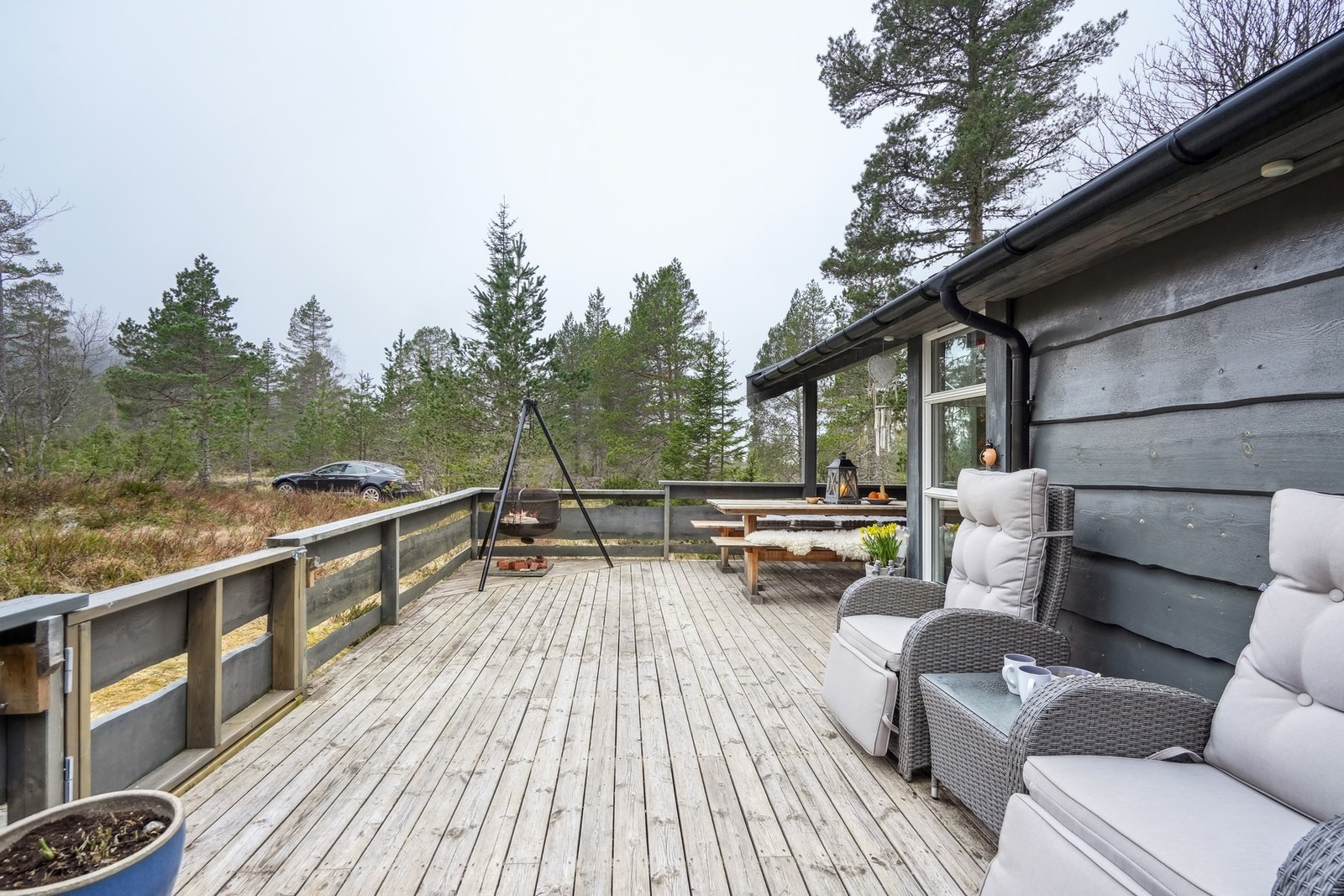 Terrassen har god plass til møbleringer. Den er også innegjerdet for å holde buskapen ute om sommeren. Galleribilde