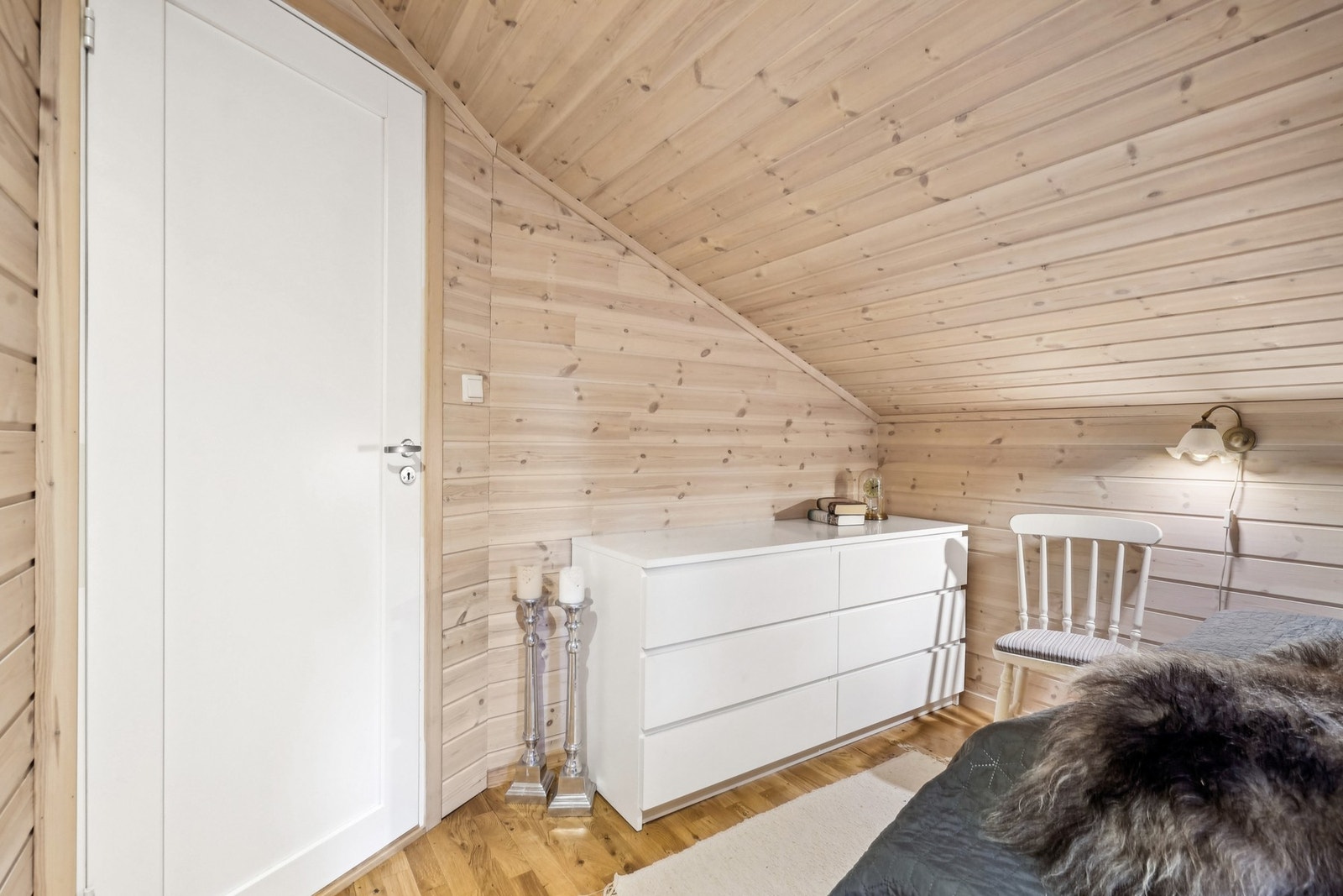 Det er god plass til kommode for oppbevaring. Galleribilde