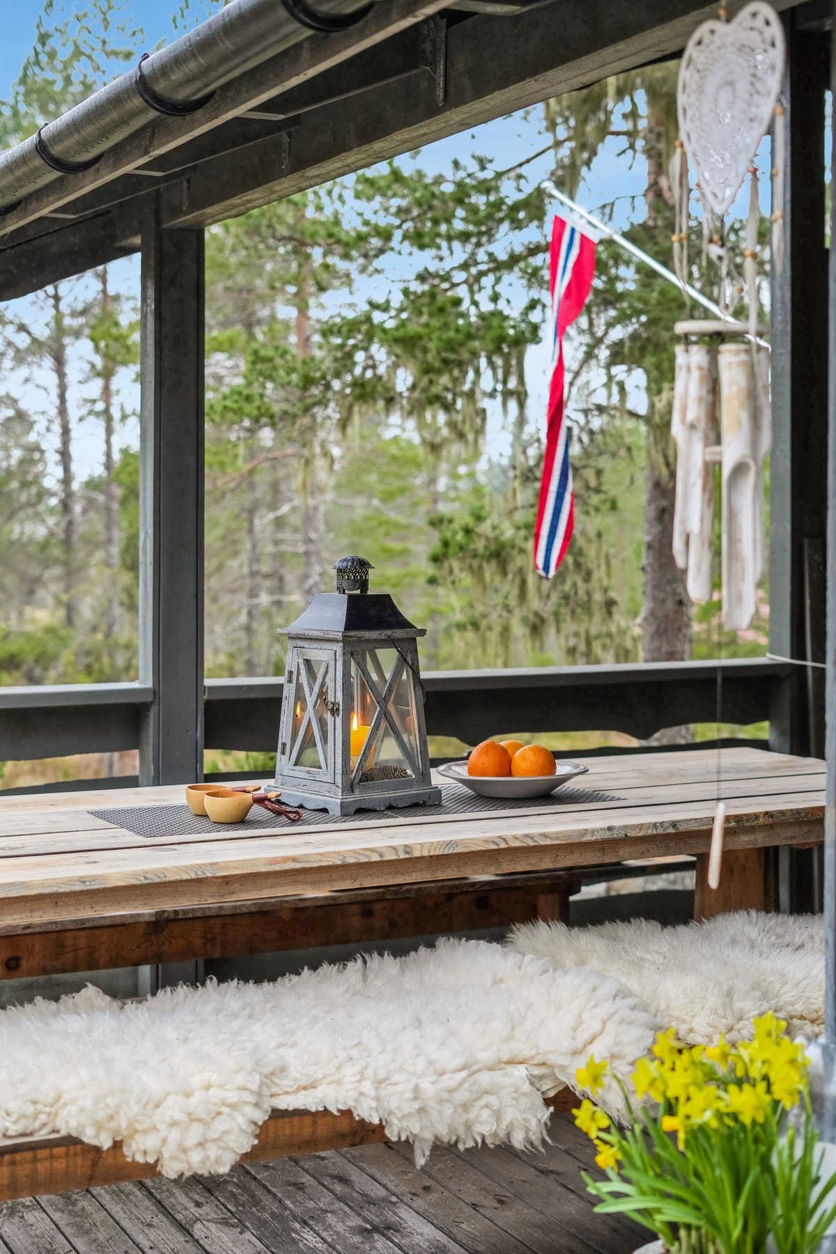 Terrassen er dels overbygd, noe som er svært praktisk . Galleribilde