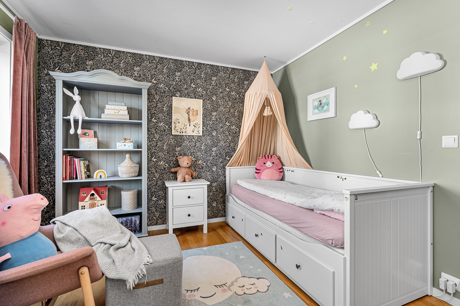 Ellers finner du to utrolig skjønne innredede barnerom i denne etasjen, perfekt for noen nye prinsesser. Her er det valgt en skjønn tapet som kontrastvegg. Rommet er av god størrelse med plass til garderobe og lekeområde. Galleribilde