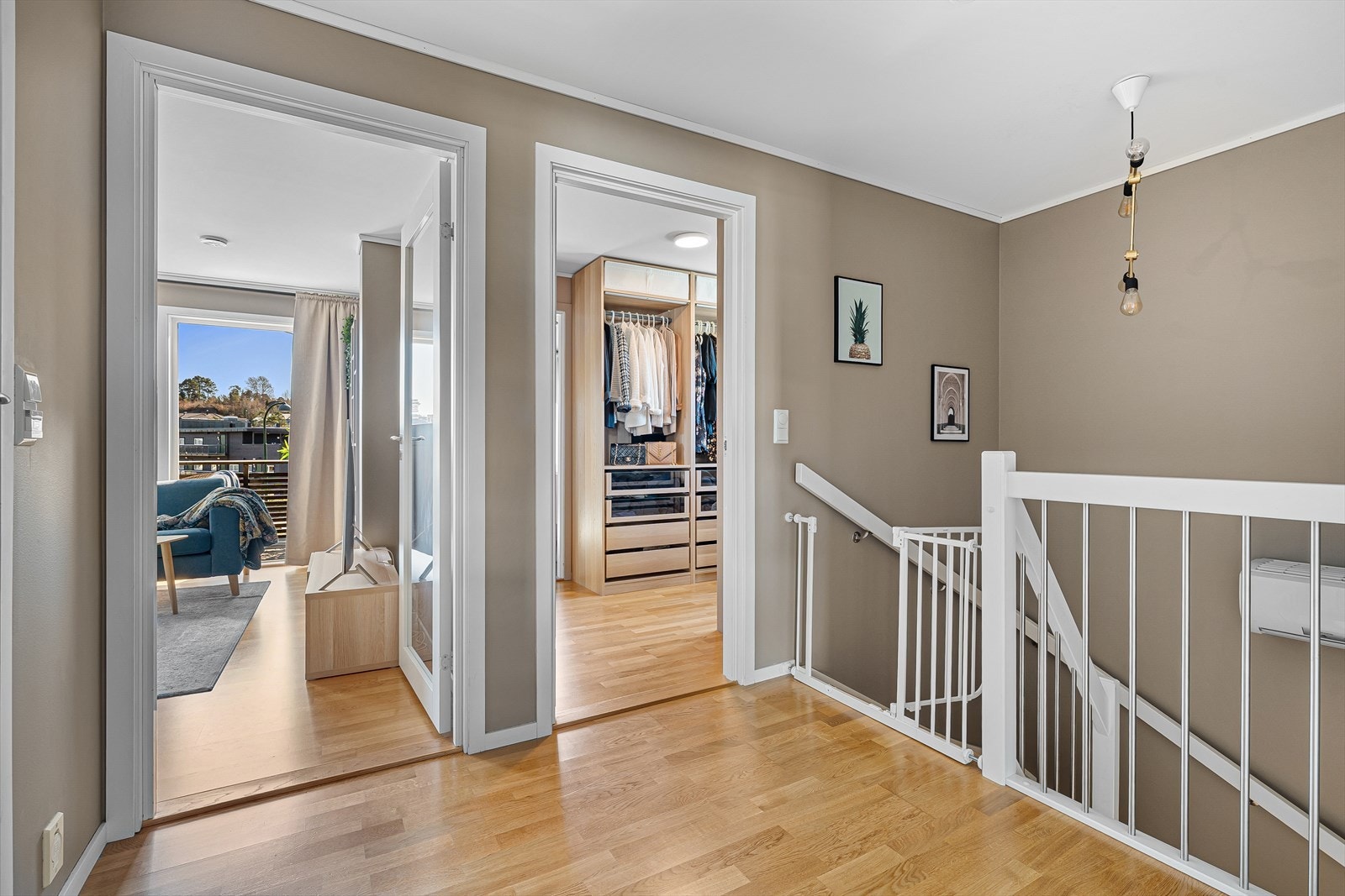 Opp i øverste etasje finner du en walk-in garderobe (opprinnelig soverom nr. 4), hovedsoverom, ekstra tv-stue med tilkomst til balkong, bad, samt to skjønne barnesoverom. Galleribilde