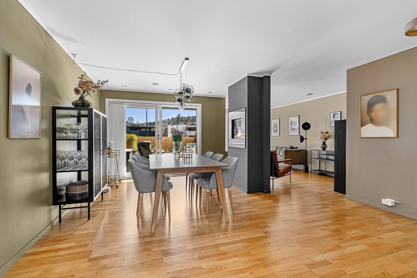 Velkommen inn! I den åpne stue-, spisestue- og kjøkkensonen har du god plass til å være mange! I spisestuen kan du virkelig har et langbord med plass til veldig mange! Legg merke til den flotte gasspeisen som gir en skikkelig fin stemning. Galleribilde