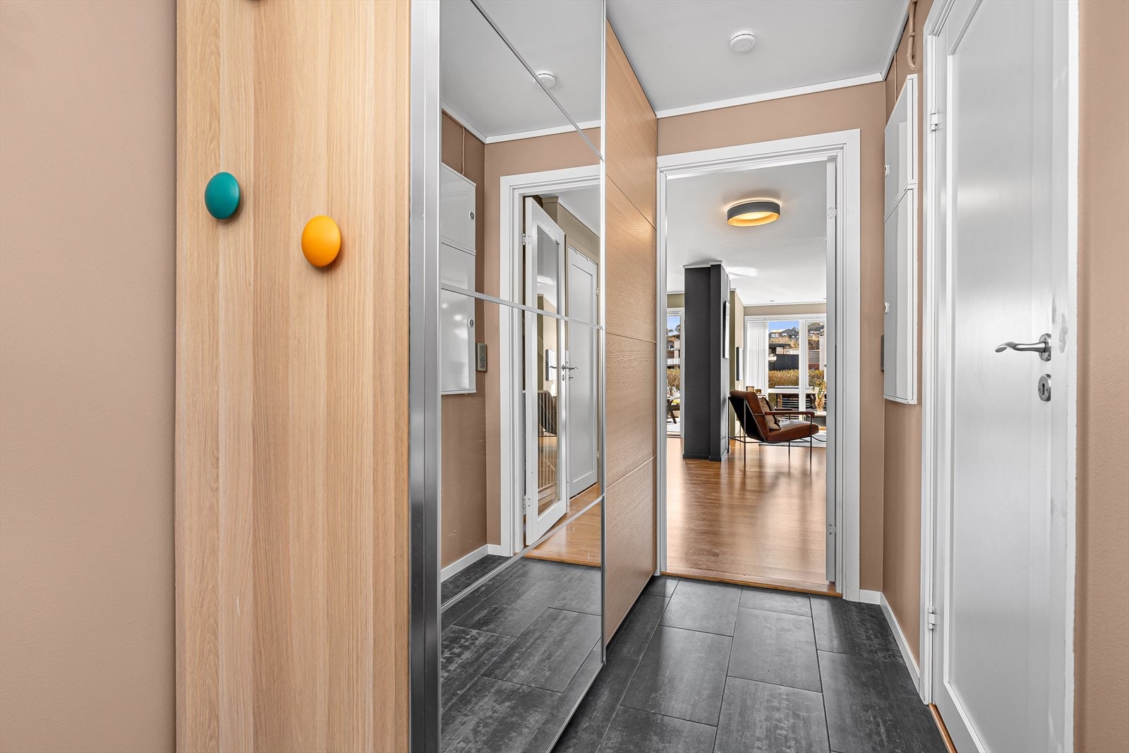 I entreen er det plass til å henge fra seg vårjakken, og sette fra seg ytterskoene. Det er også en større skyvedørsgarderobe med god oppbevaringsplass. Praktisk flislagt med varme i gulvet. Galleribilde