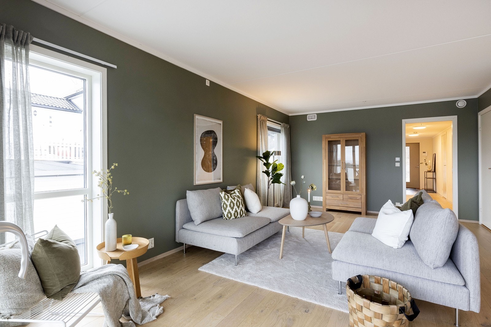Stuen er malt i en moderne og tidløs farge Galleribilde