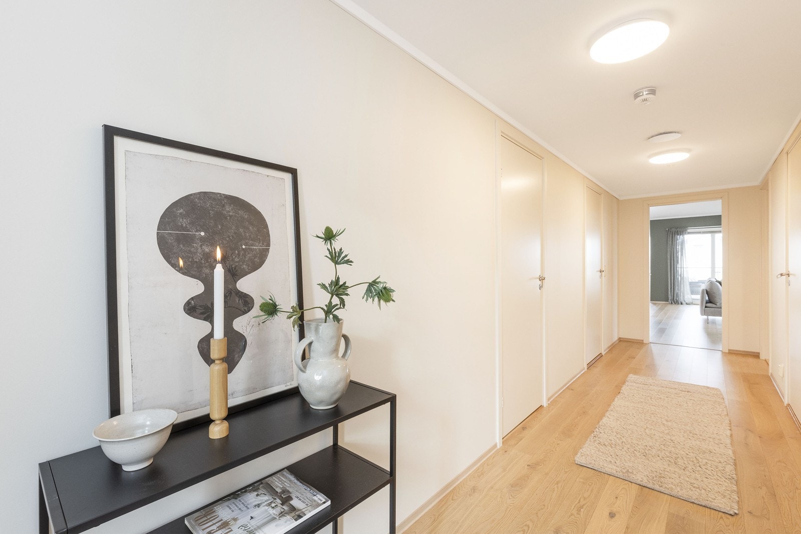 Romslig gang med lyse og fine farger Galleribilde