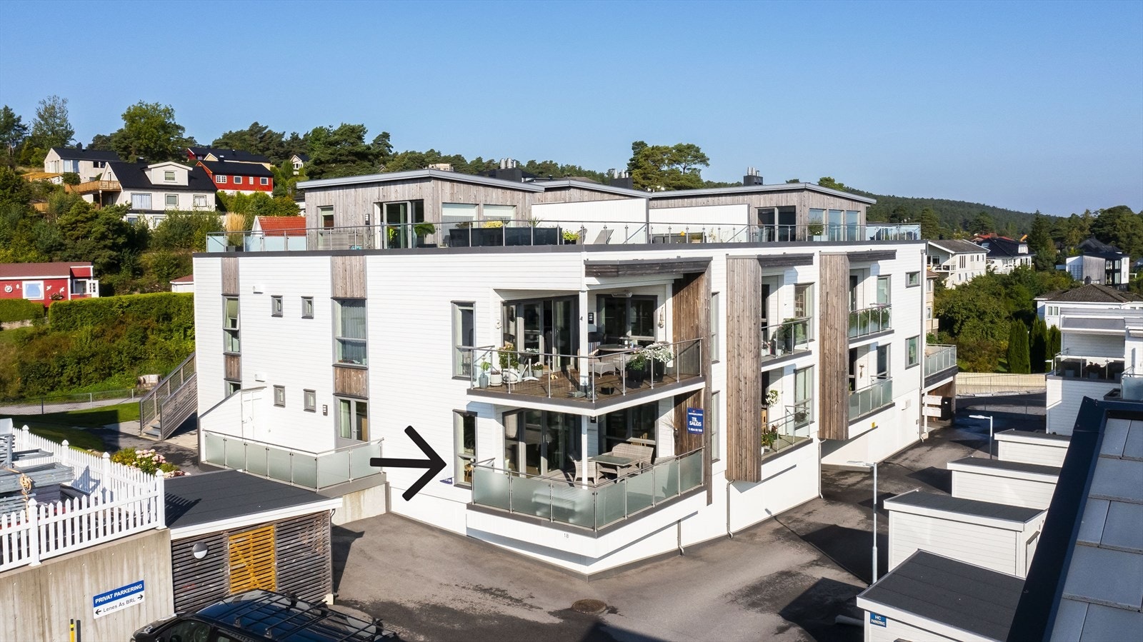 Her får du en flott og moderne leilighet i 1.etasje med 2 balkonger og sjøutsikt. Galleribilde