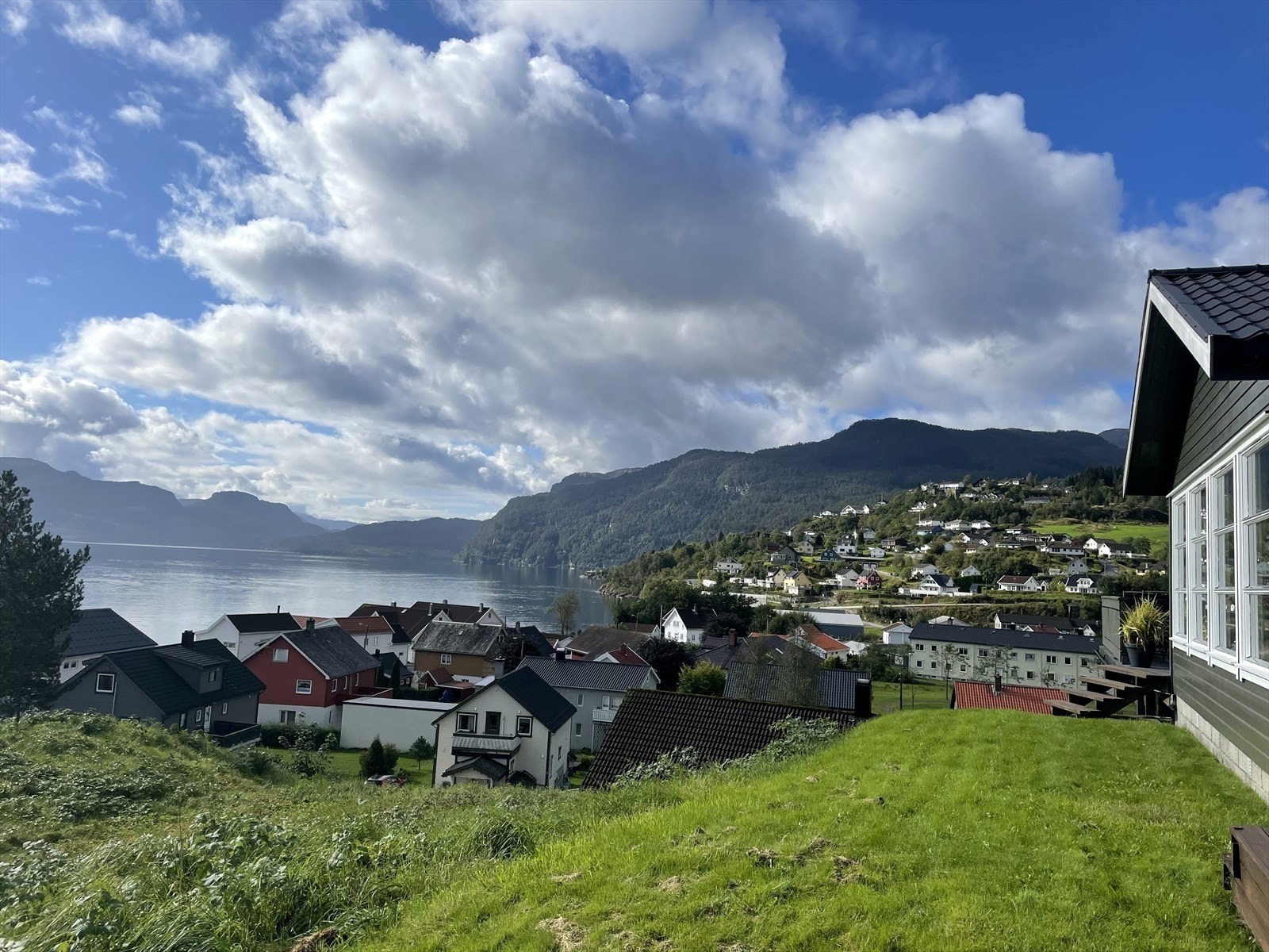 Nydelig utsikt ut over fjorden Galleribilde
