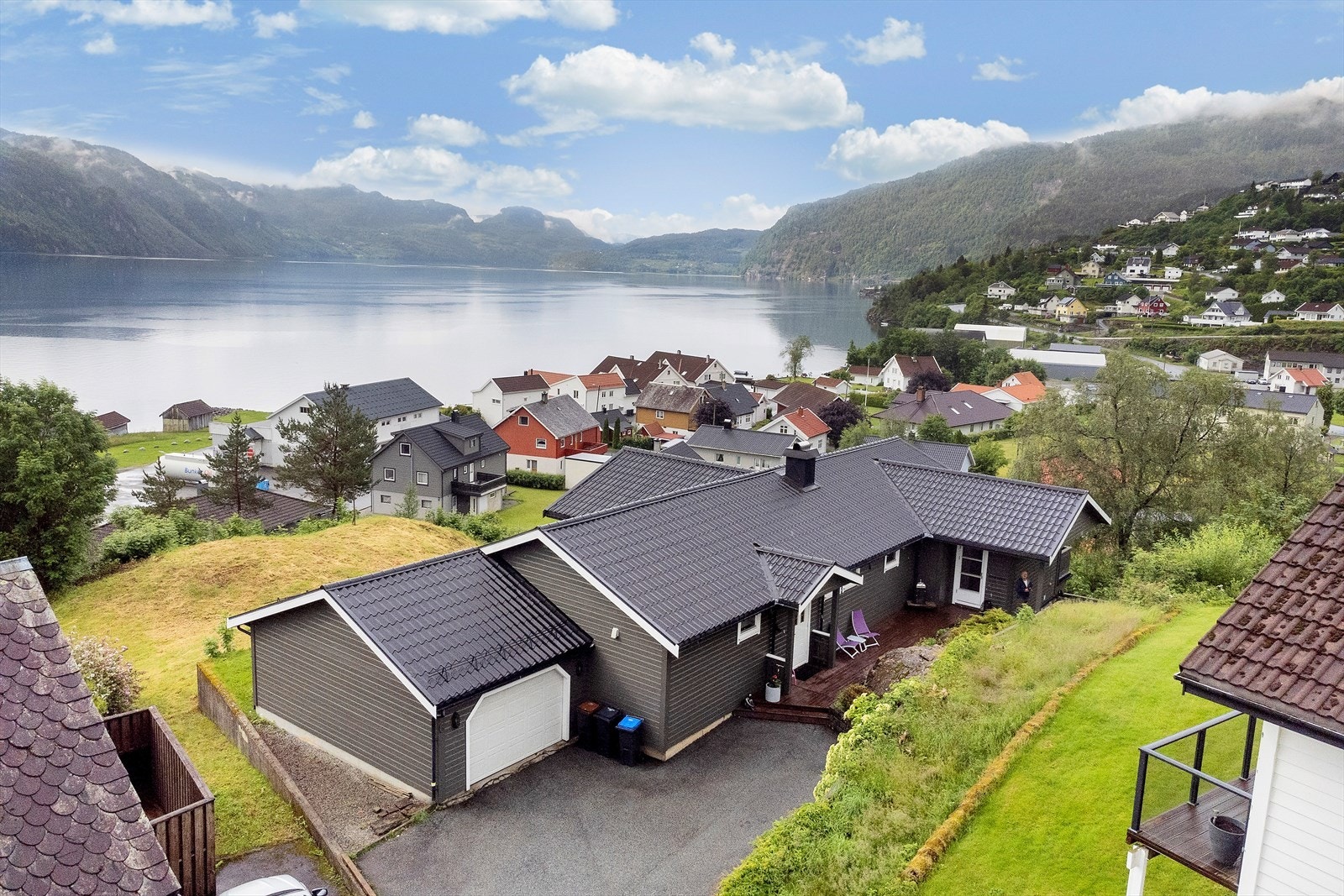Fasade - Nydelig utsikt ut over fjorden Galleribilde