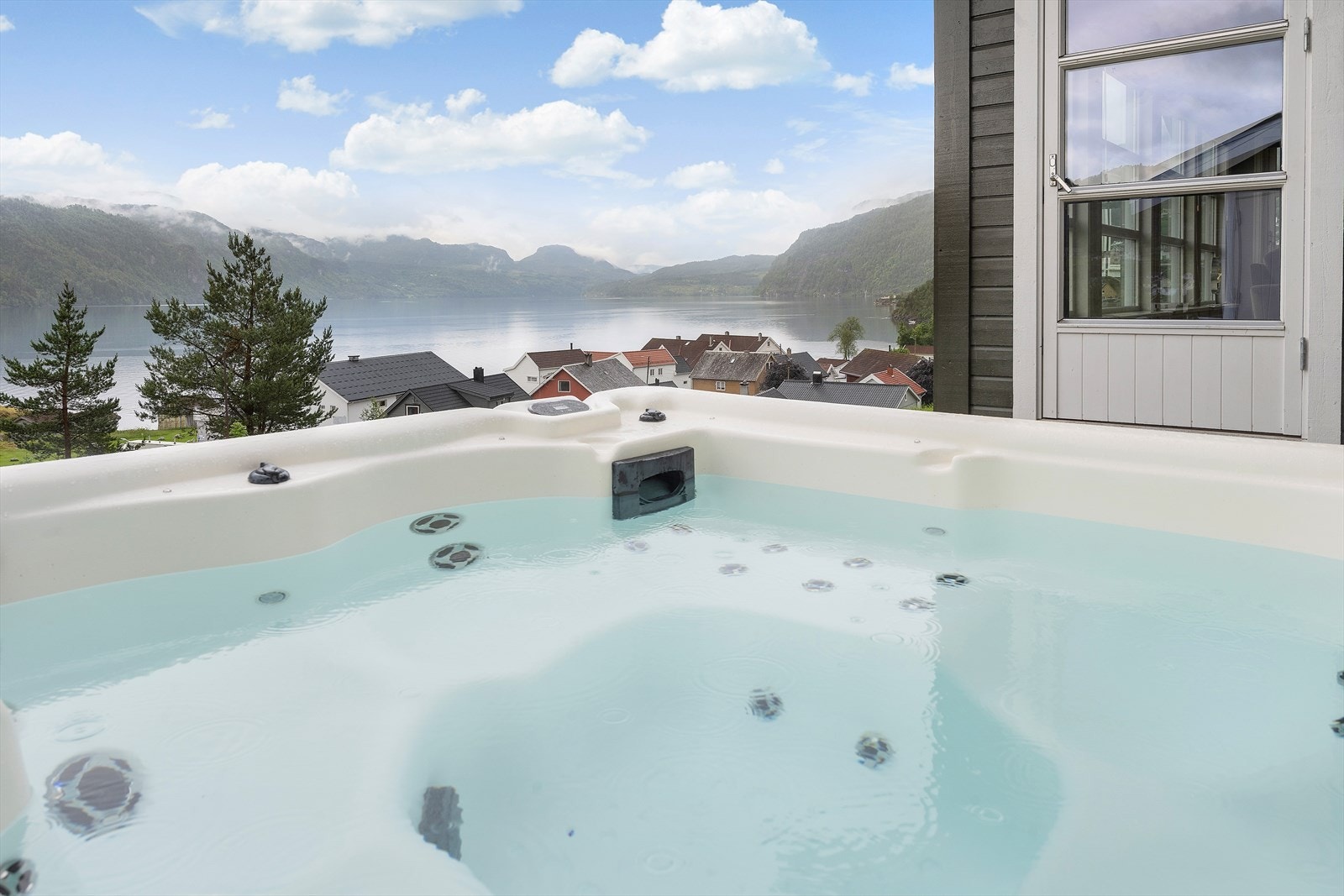 Stemningsbilde jacuzzi - med nydelig utsikt ut over fjorden Galleribilde