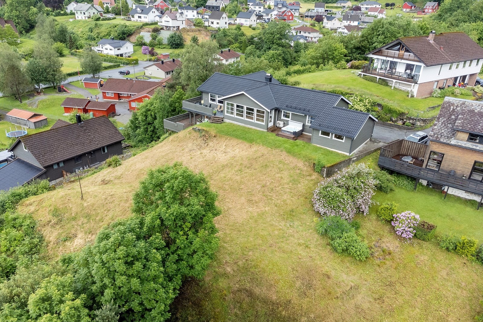 Oversikt. Leabøen barnehage (rødt bygg) ligger like nedenfor Galleribilde