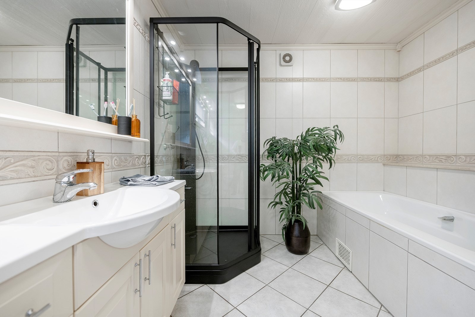 Bad 1 med dusj og badekar Galleribilde