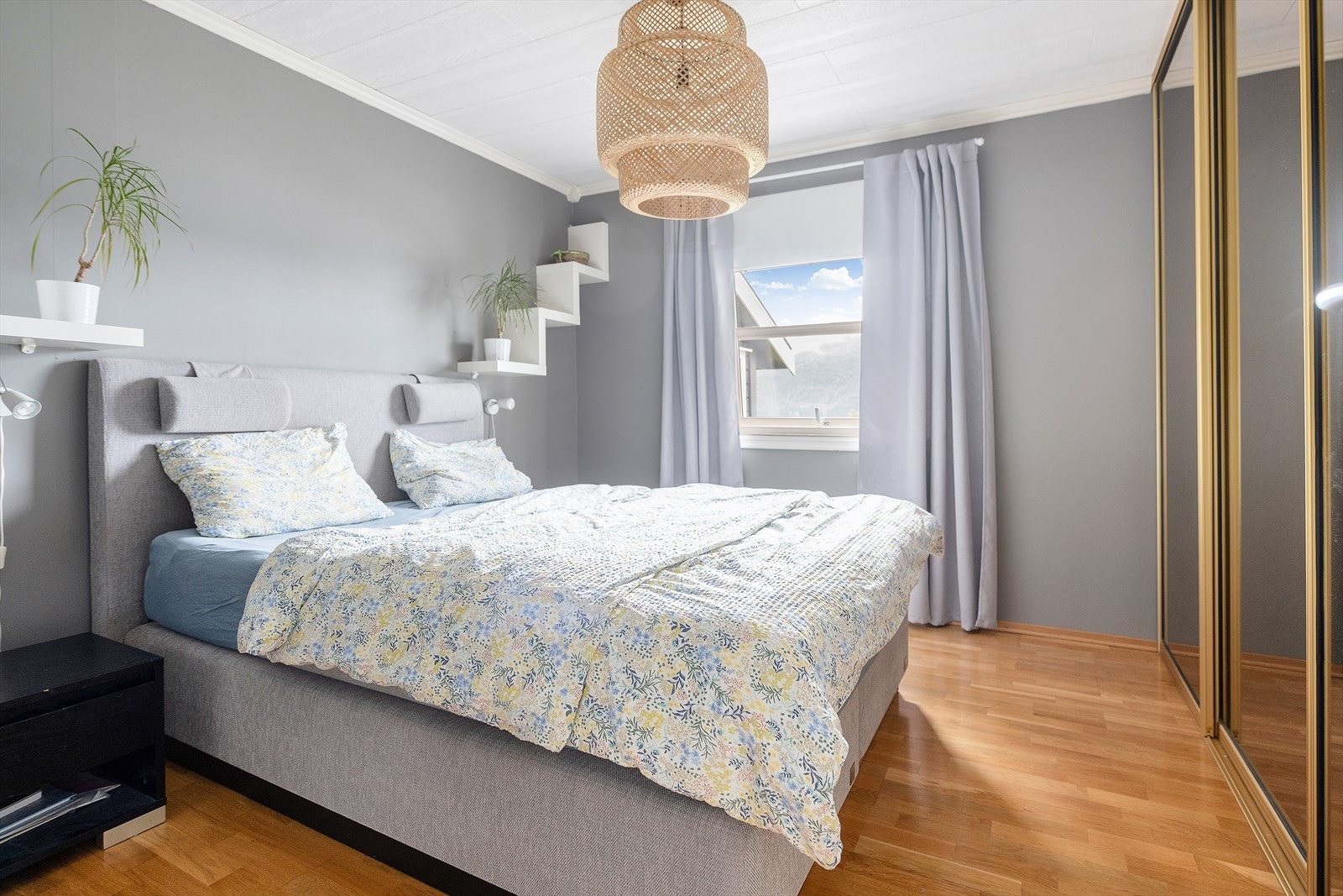 Soverom 1 med skyvedørsgarderobe Galleribilde