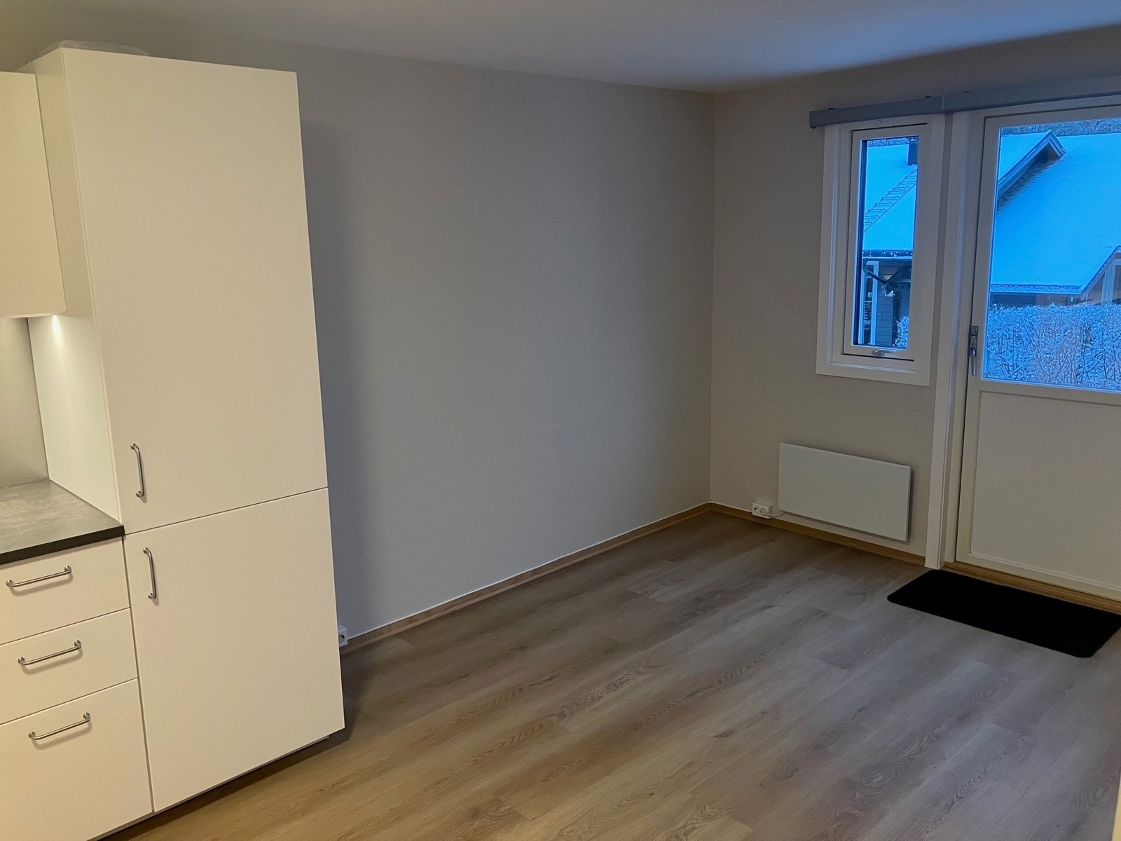 Åpen kjøkken og stue løsning, inngang direkte fra hagen. Galleribilde