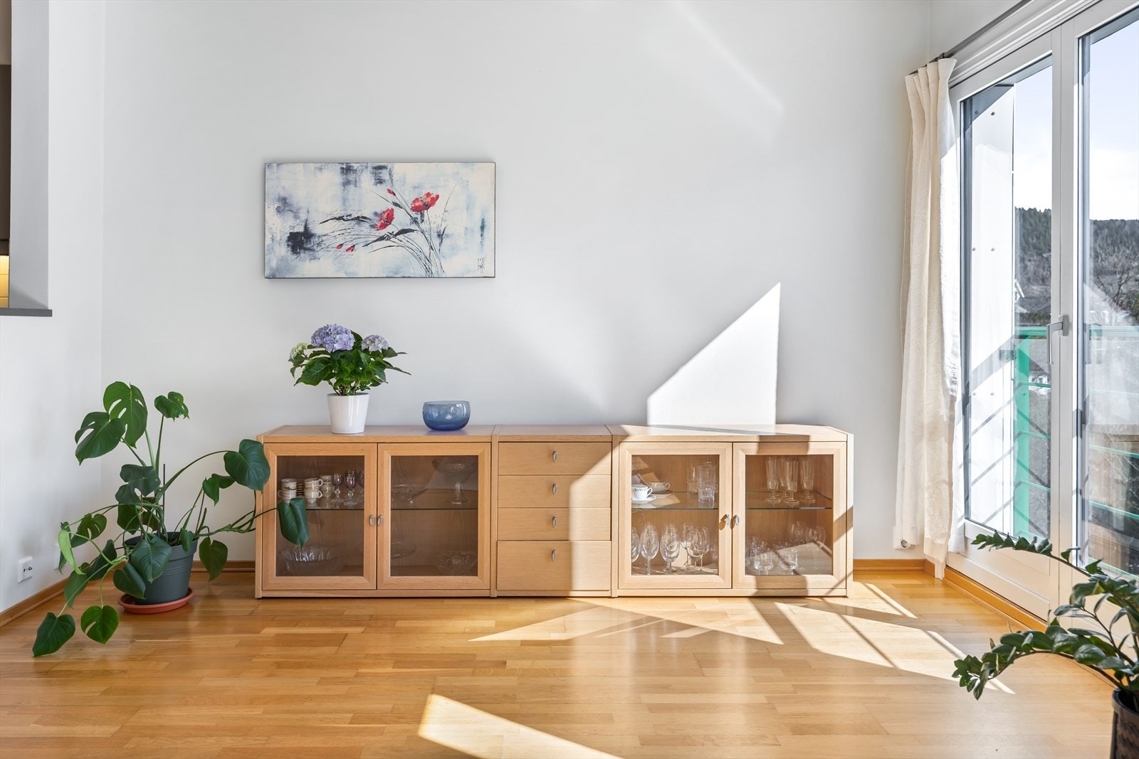Romslig stue med god plass til ønsket møblement. Galleribilde