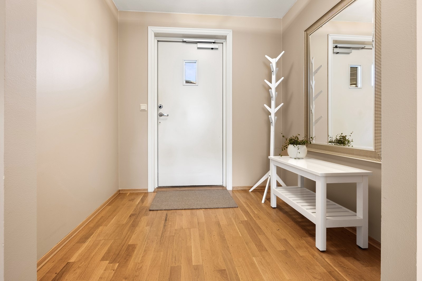 Lys entré ønsker velkommen inn. Galleribilde