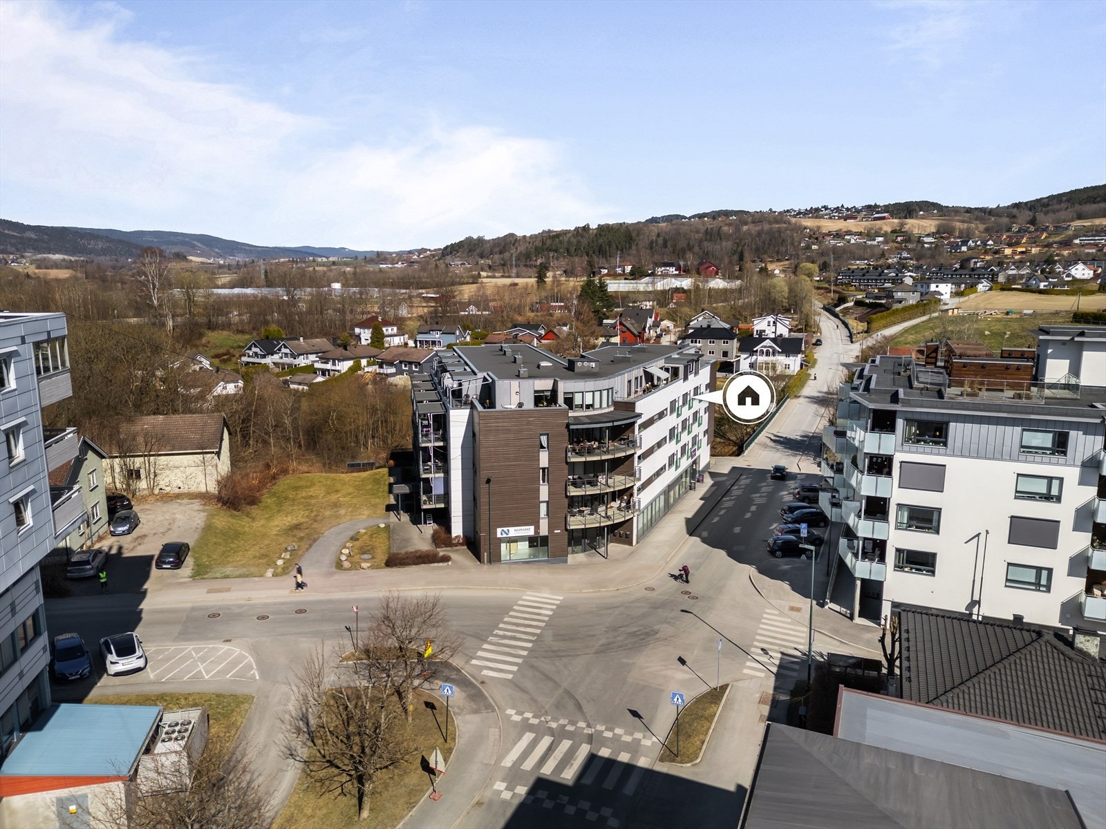 Dette er en lys og fin 2-roms andelsleilighet med svært sentral beliggenhet i Lierbyen. Galleribilde