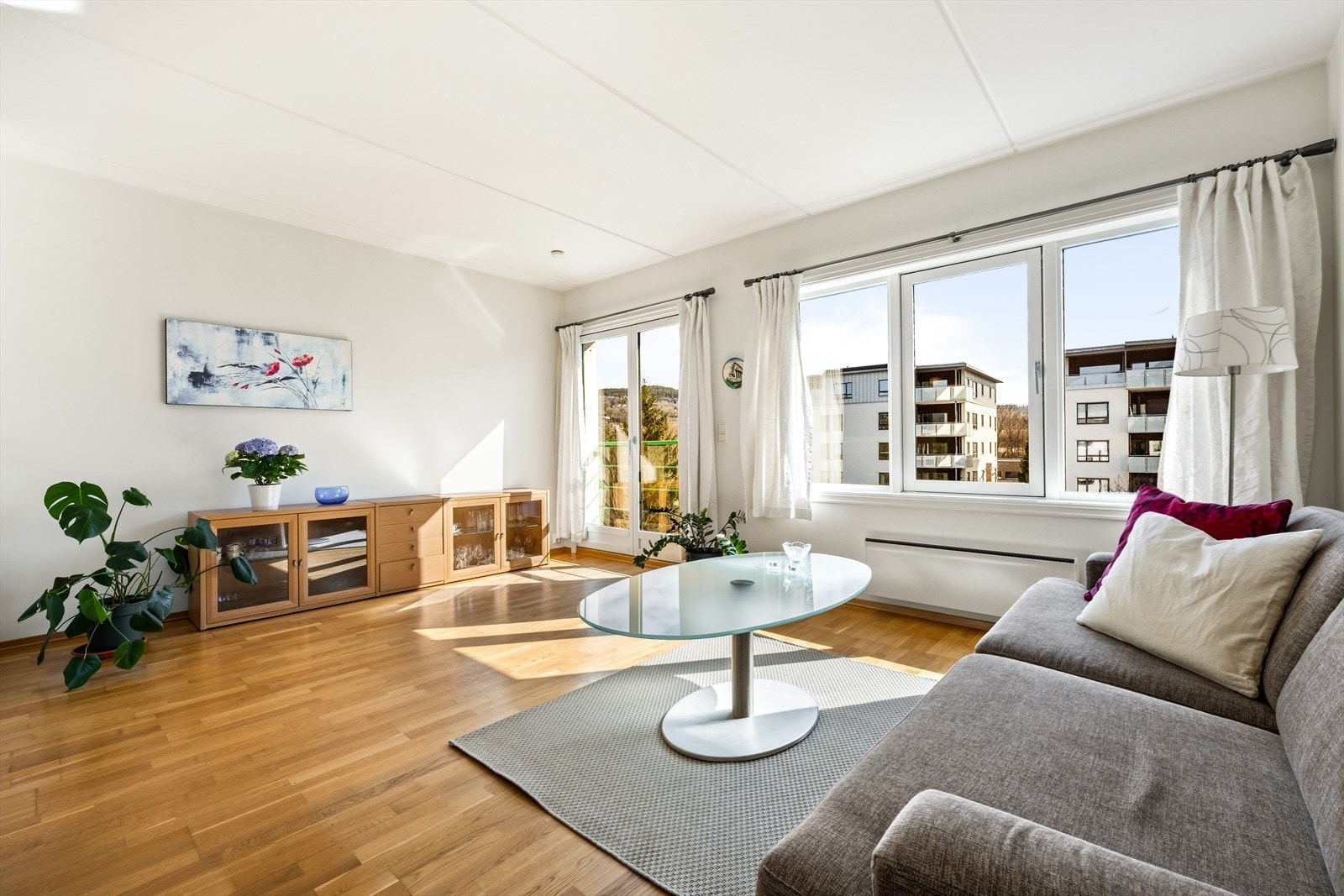 Stuen har store vindusflater som sørger for godt, naturlig lys. Galleribilde