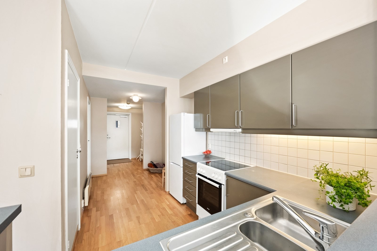 Kjøkkenet har plass til frittstående hvitevarer som kjøleskap/fryser, komfyr og oppvaskmaskin. Galleribilde