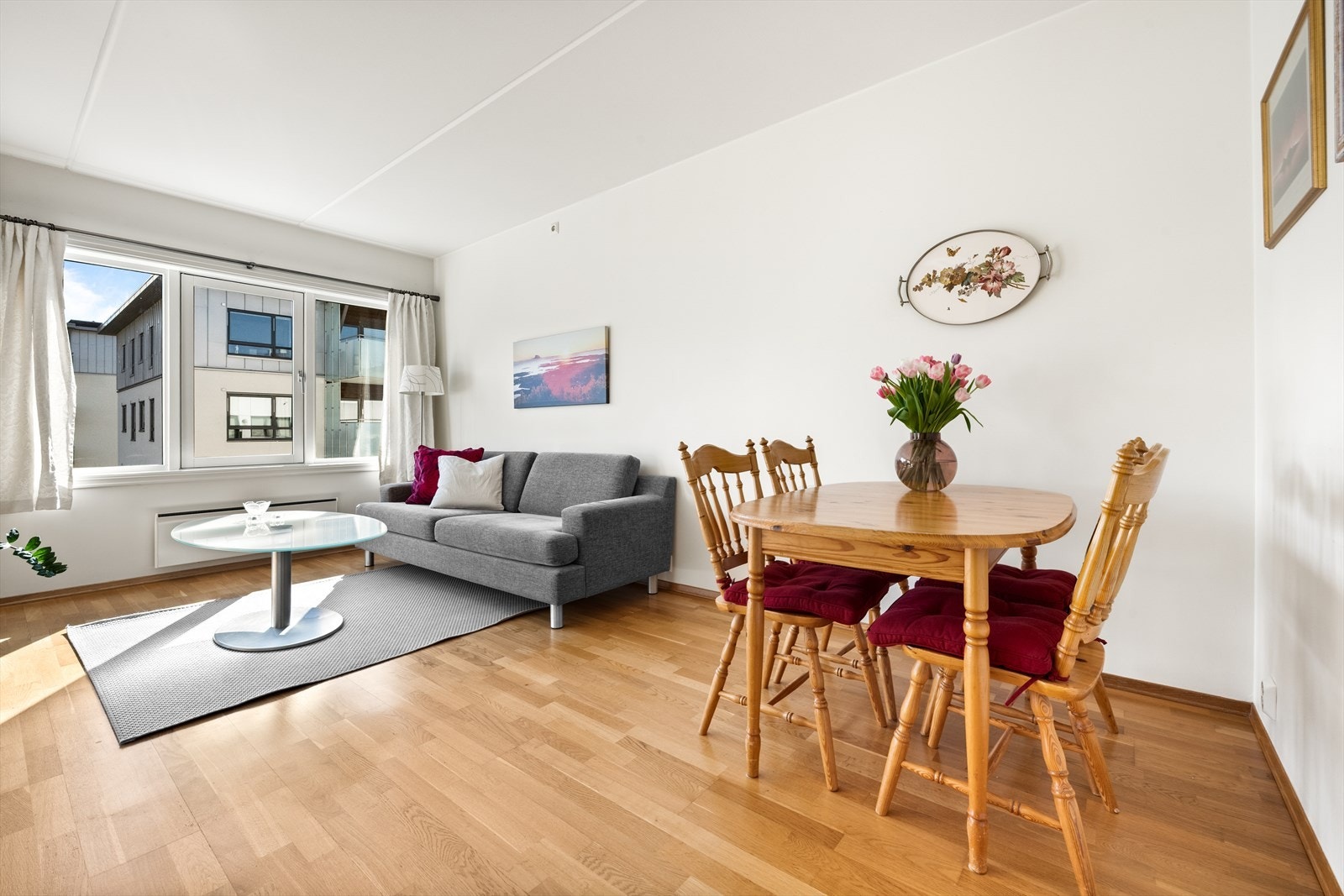 Lys stue med plass for sofagruppe og tilhørende tv-møblement. Galleribilde