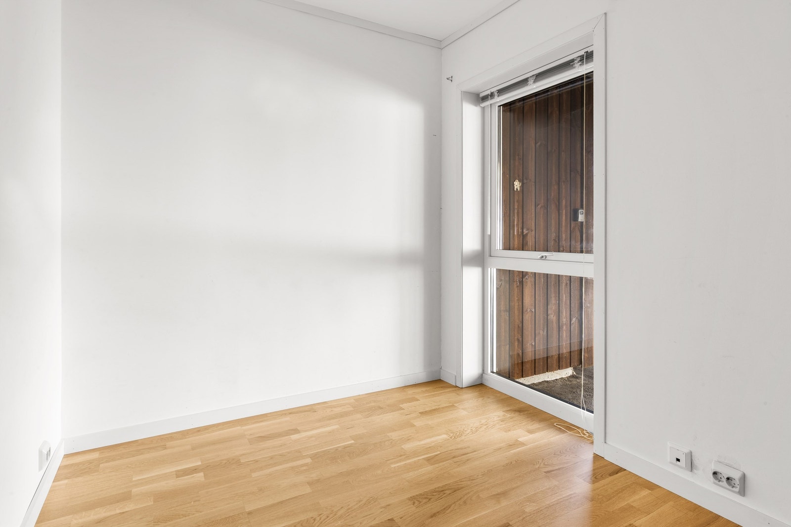 Soverom med stort vindu som slipper inn godt med dagslys og gir en luftig følelse Galleribilde