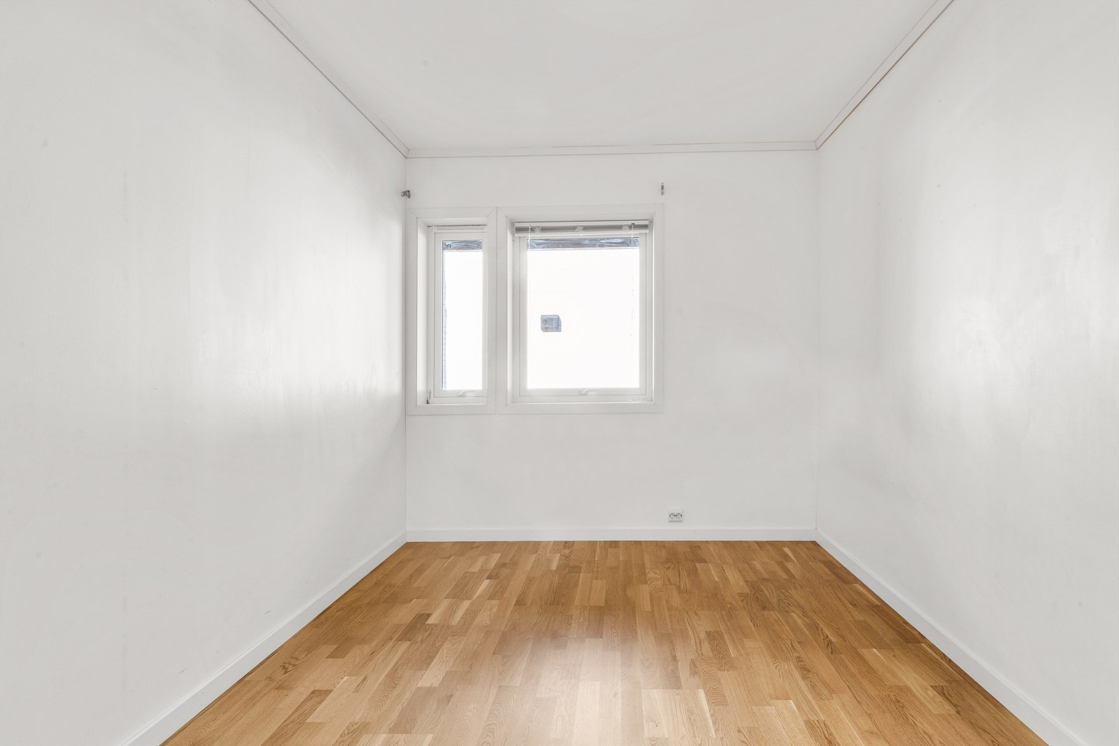 Lyst soverom med to vinduer som sørger for godt lysinnslipp og mulighet for effektiv utlufting Galleribilde