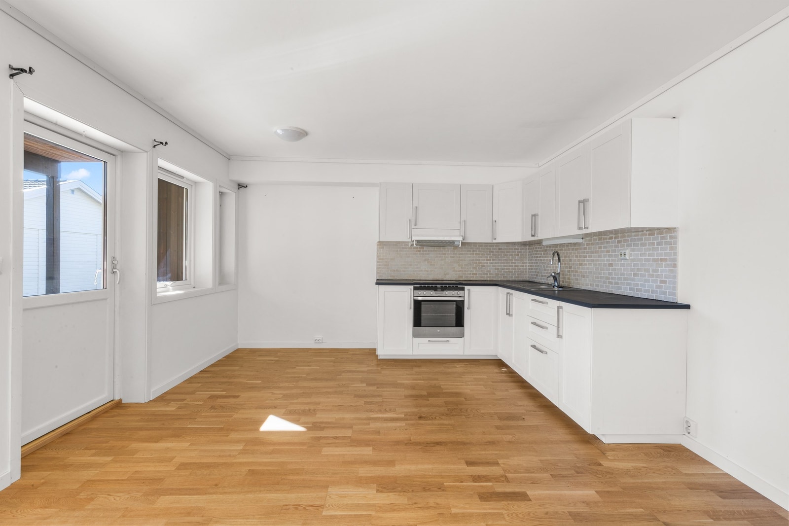 Lyst og fint kjøkken, med grei arbeidsflate Galleribilde