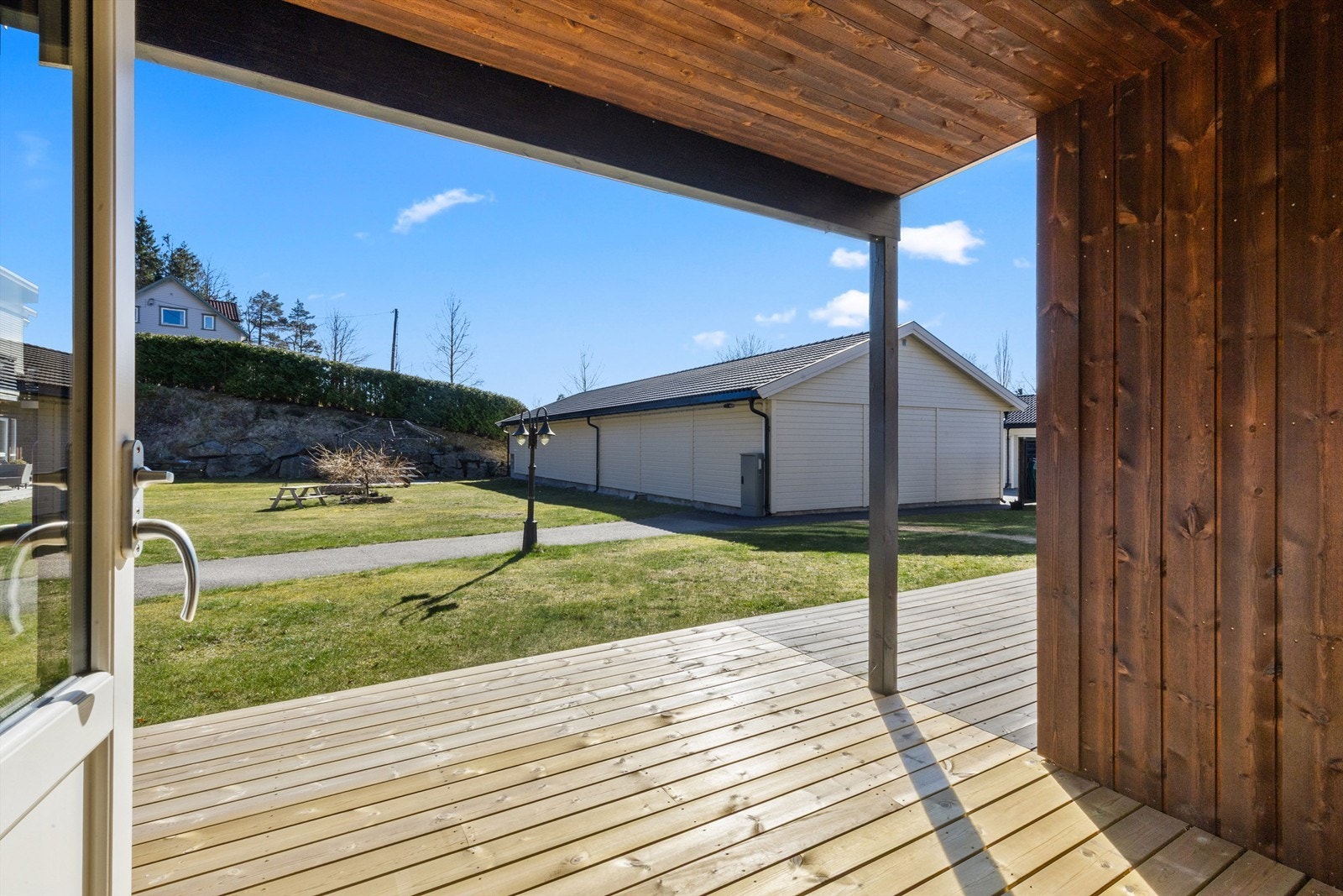 Terasse med koselig uteomeråde Galleribilde