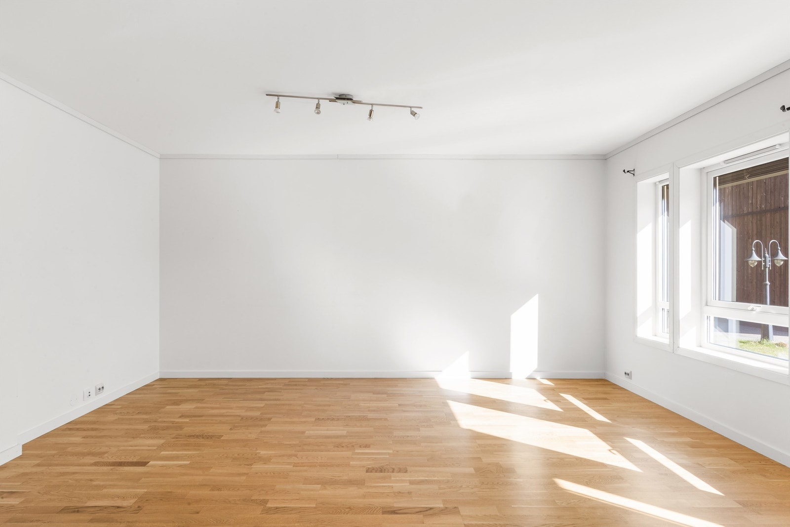 Rommet har lyse vegger, lyst gulv og enkelt, rent design Galleribilde