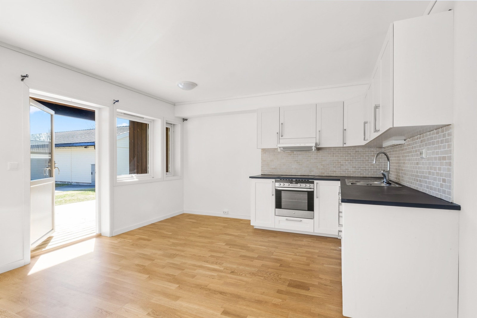 Åpen kjøkkenløsning med utgang til terasse Galleribilde