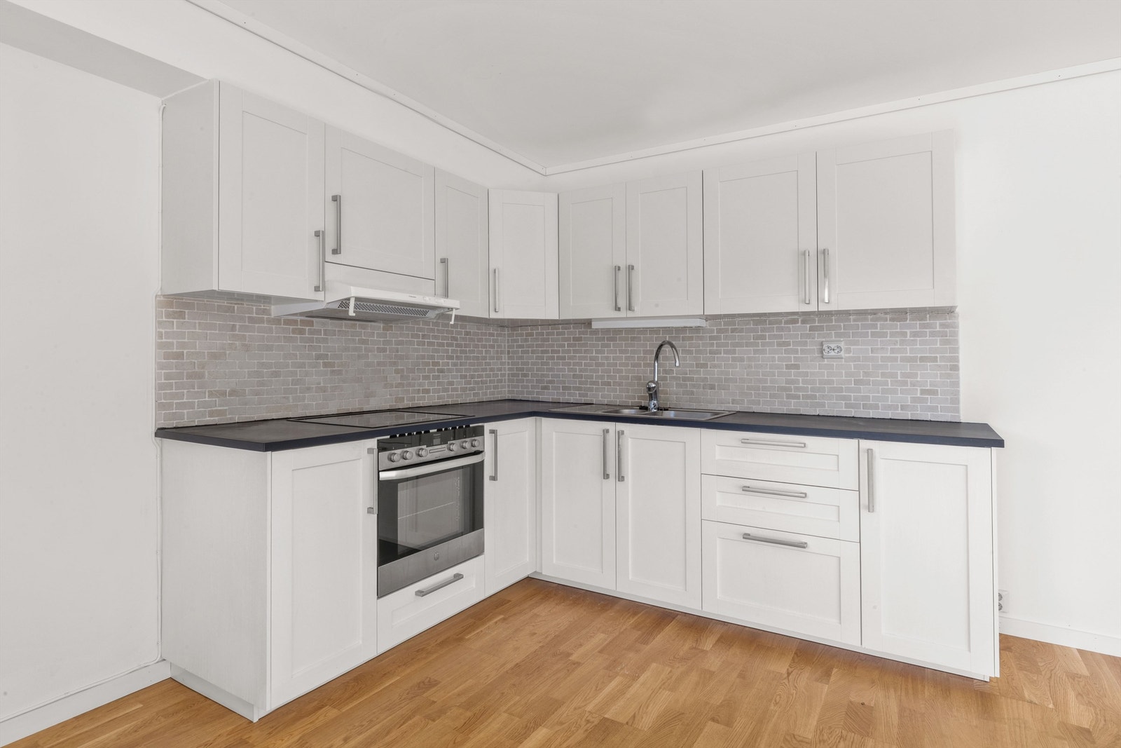 Praktisk utforming som gir rom for både matlaging og samvær. Galleribilde