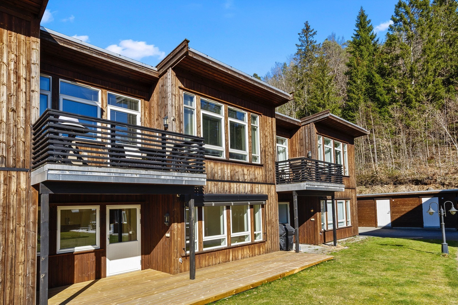 Pen leilighet i gode solforhold med terrasse og godt uteområde. Balkongene gir et trivelig uteareal. Galleribilde