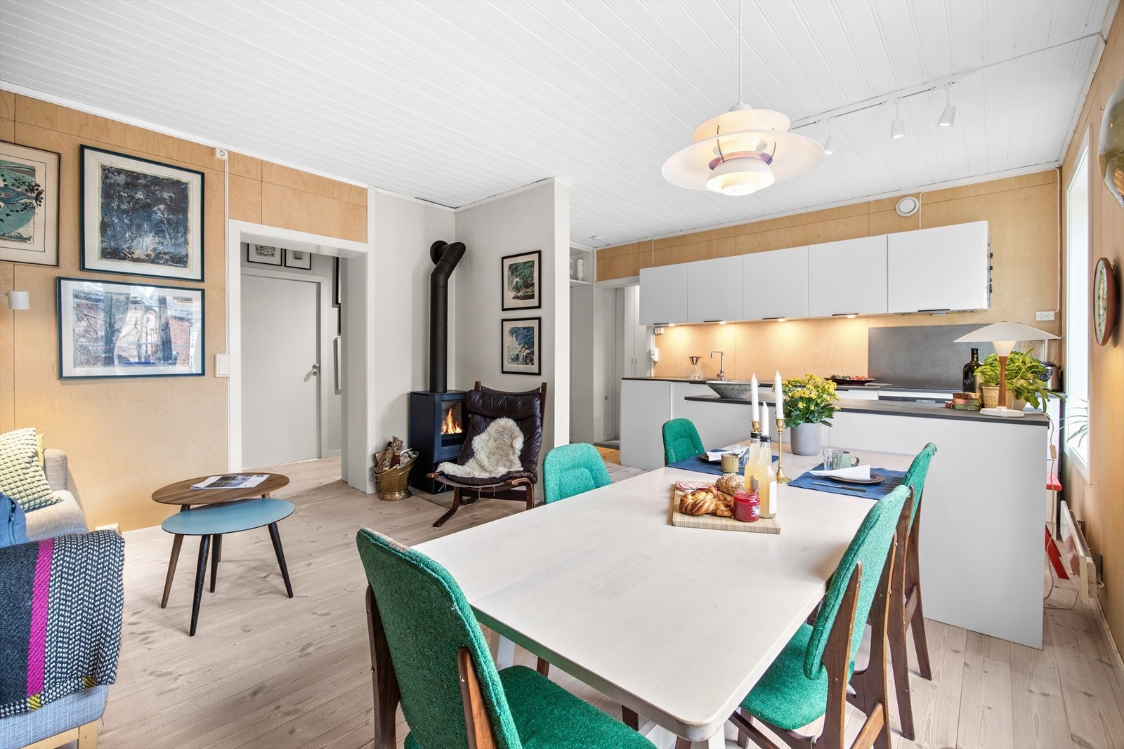 Den gode planløsningen med en firkantet og god stue gjør rommet enkelt å møblere. Galleribilde