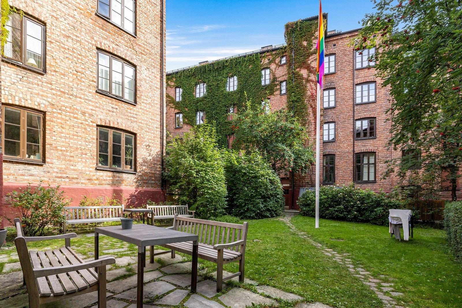 La oss ta en titt på denne superfine og frodige bakgården. Da leiligheten ikke har egen balkong, er det jo ekstra flott å ha en bakgård som denne. Galleribilde