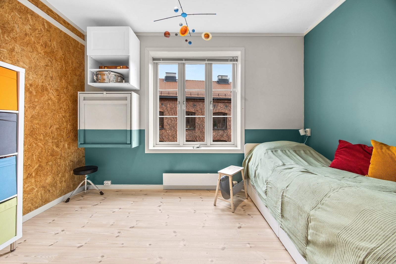 Hovedsoverommet er romslig, med god plass til dobbeltseng, nattbord og tilhørende møbler. Nå brukes dette rommet som barnerom. Galleribilde