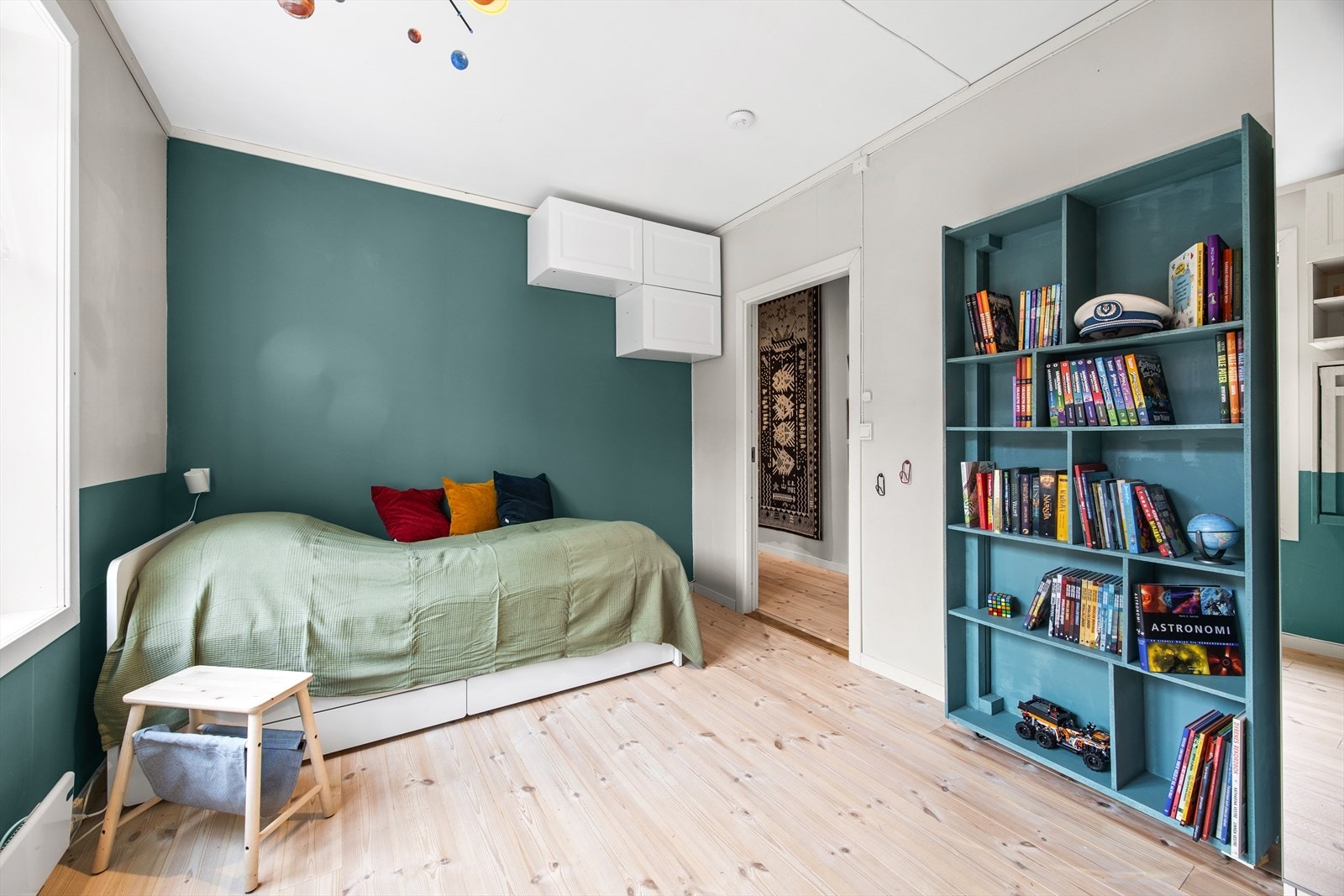 Bak bokhyllen finner du gjemt en svært praktisk innvendig bod, som enkelt kan åpnes for ekstra oppbevaringsplass. Galleribilde