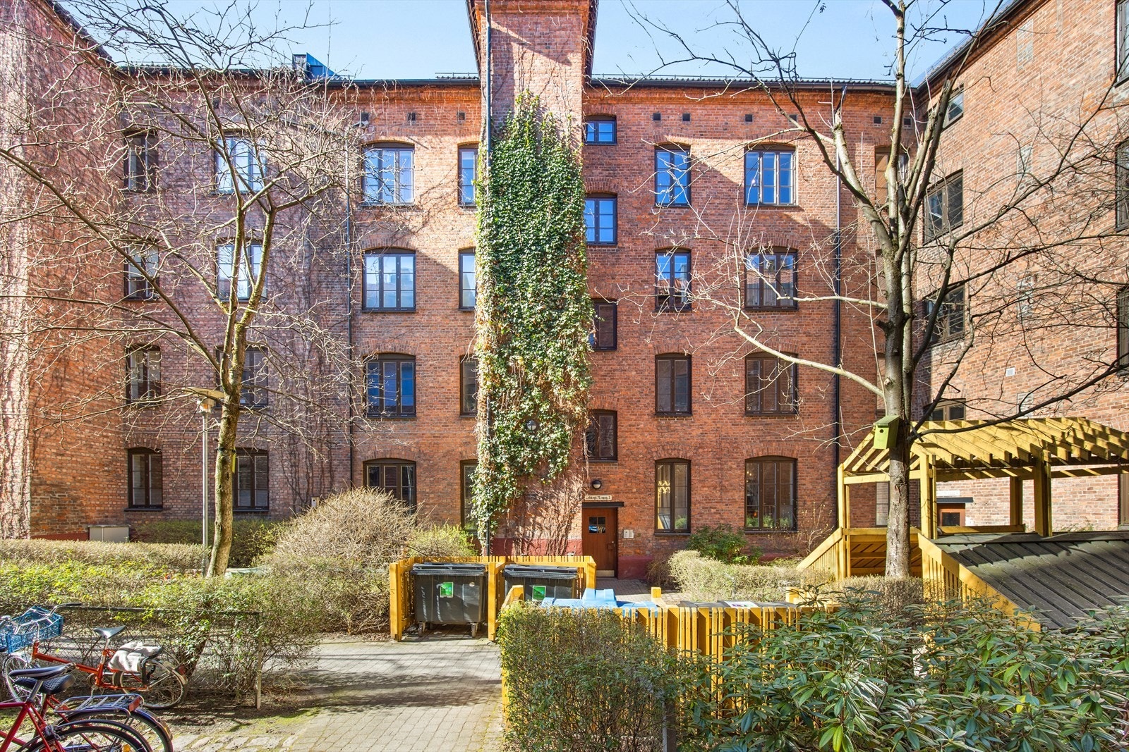 Leiligheten ligger på toppen i 4.etg., fritt og fint, uten sjenerende innsyn. Den historiske og flotte Gråbeingården ble oppført i 1895. Galleribilde