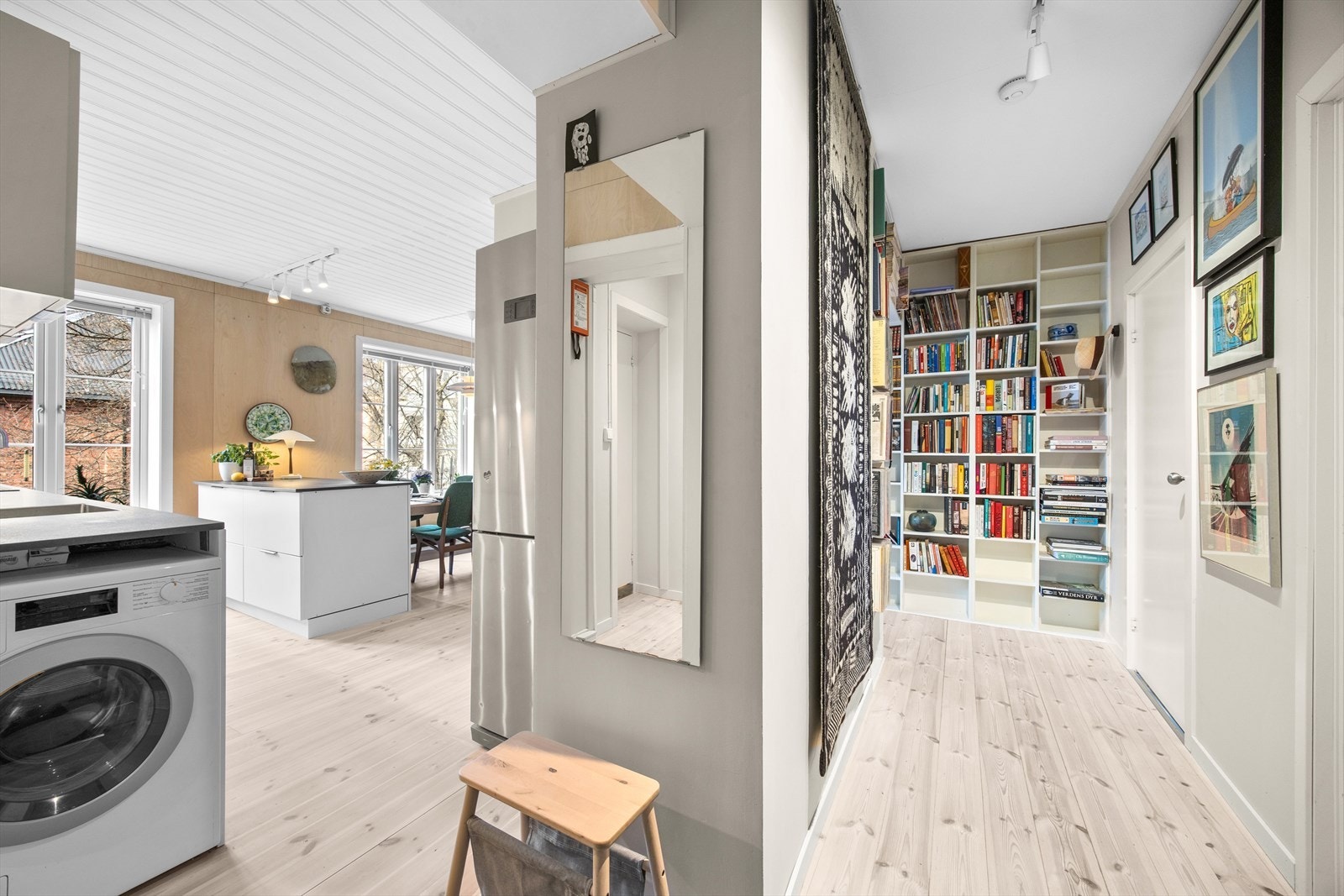 Veggen fra entrè er åpnet opp mot kjøkken som bidrar til en svært praktisk og god planløsning. Galleribilde