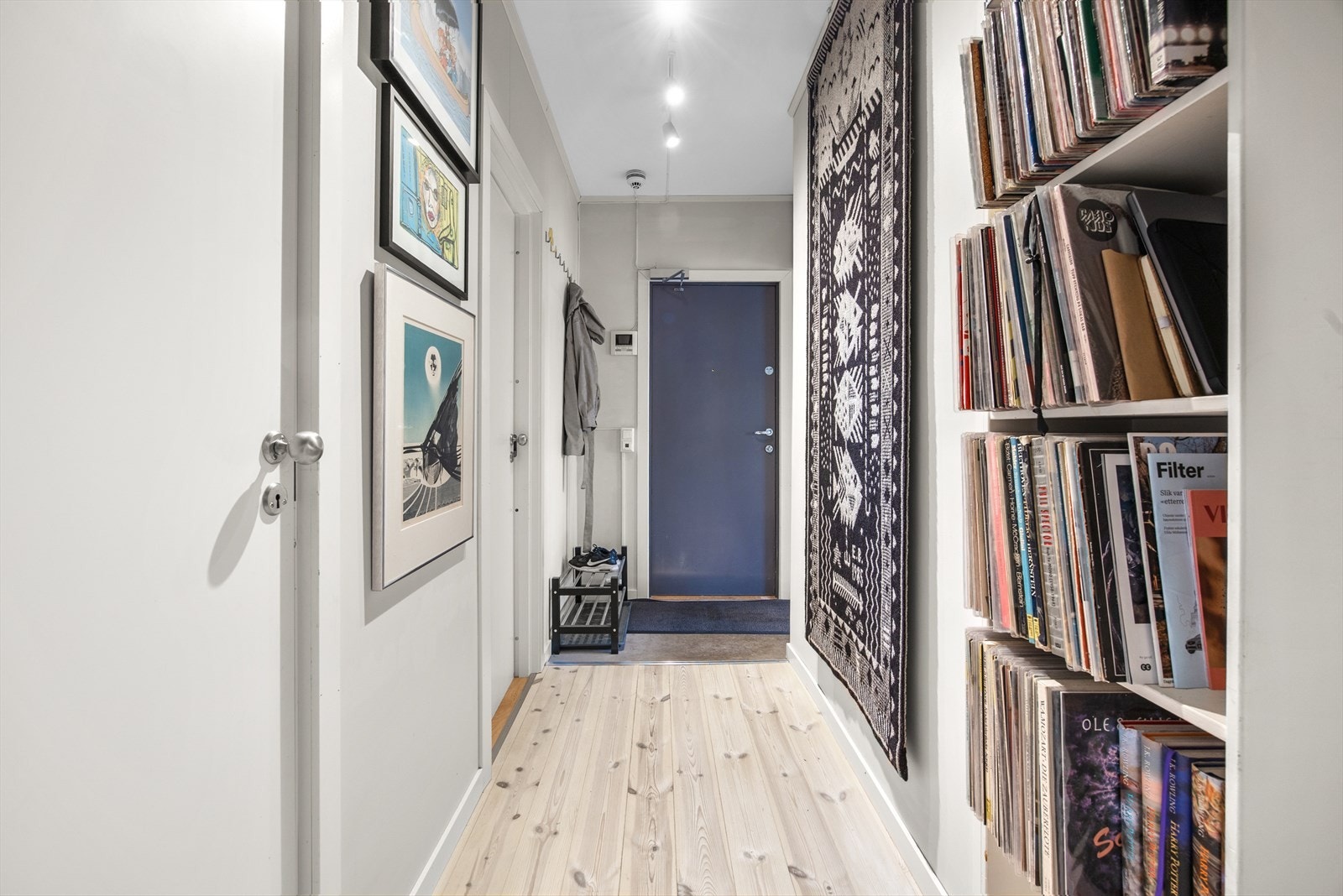 Leiligheten har en innbydende entré som skaper et umiddelbart godt førsteinntrykk. Galleribilde
