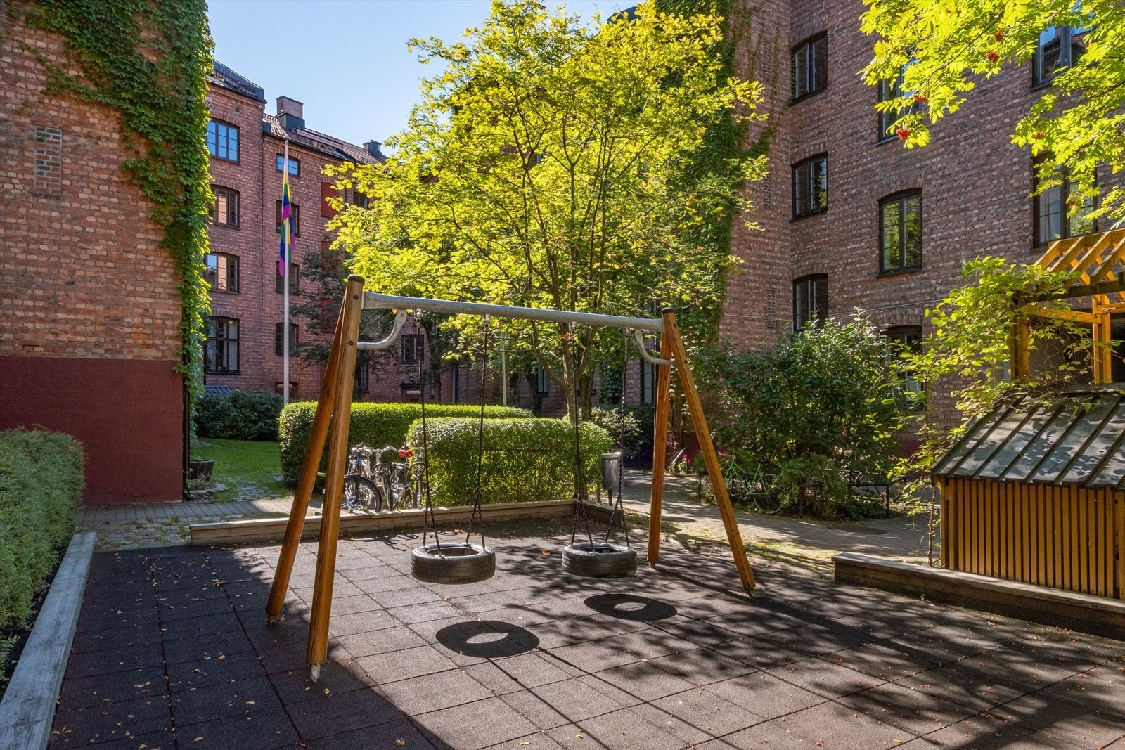 Bakgården har også en liten lekeplass for de minste i familien. Galleribilde