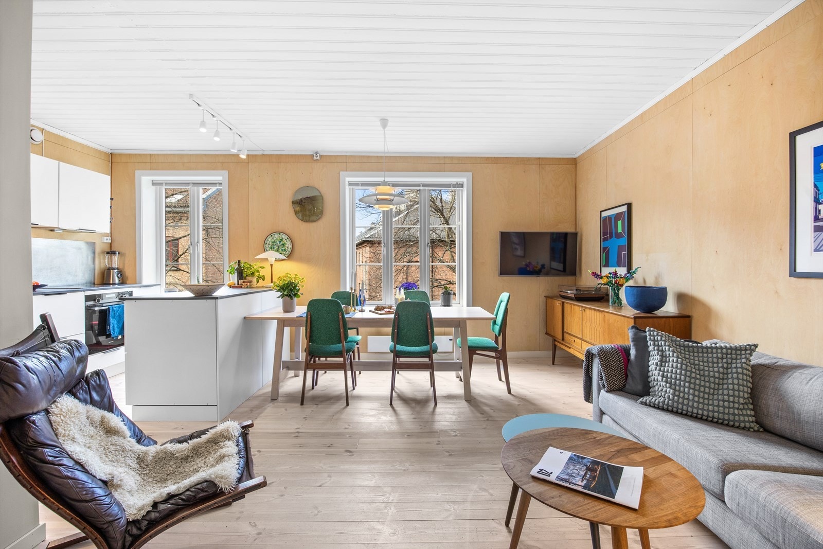 Stuen fremstår som lys og innbydende, med store vindusflater som slipper inn rikelig med naturlig lys. Galleribilde