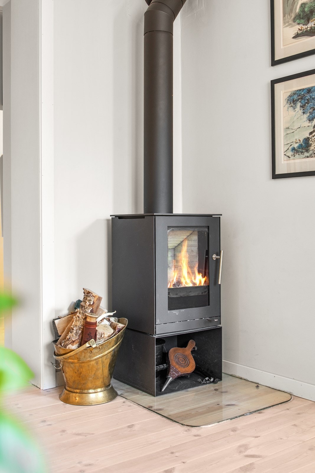 Den gode peisovnen bidrar til ekstra hygge og lun stemning. På kalde vinterdager gir den også ekstra god varme og bidrar til å holde strømregningen nede. Galleribilde