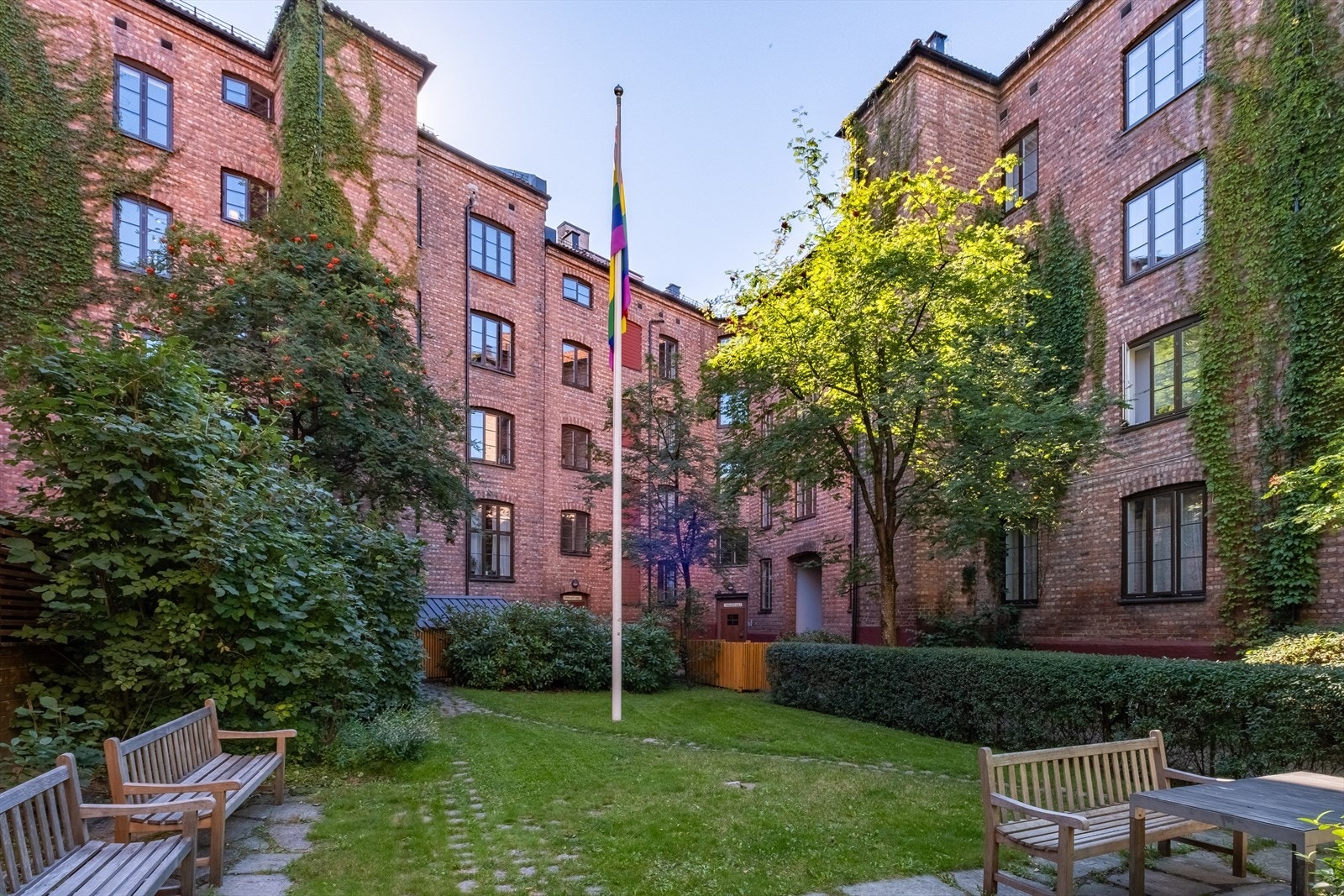 Bakgården ble utarbeidet av landskapsarkitekt Bjørbekk & Lindheim og er rett og slett supertrivelig. Galleribilde