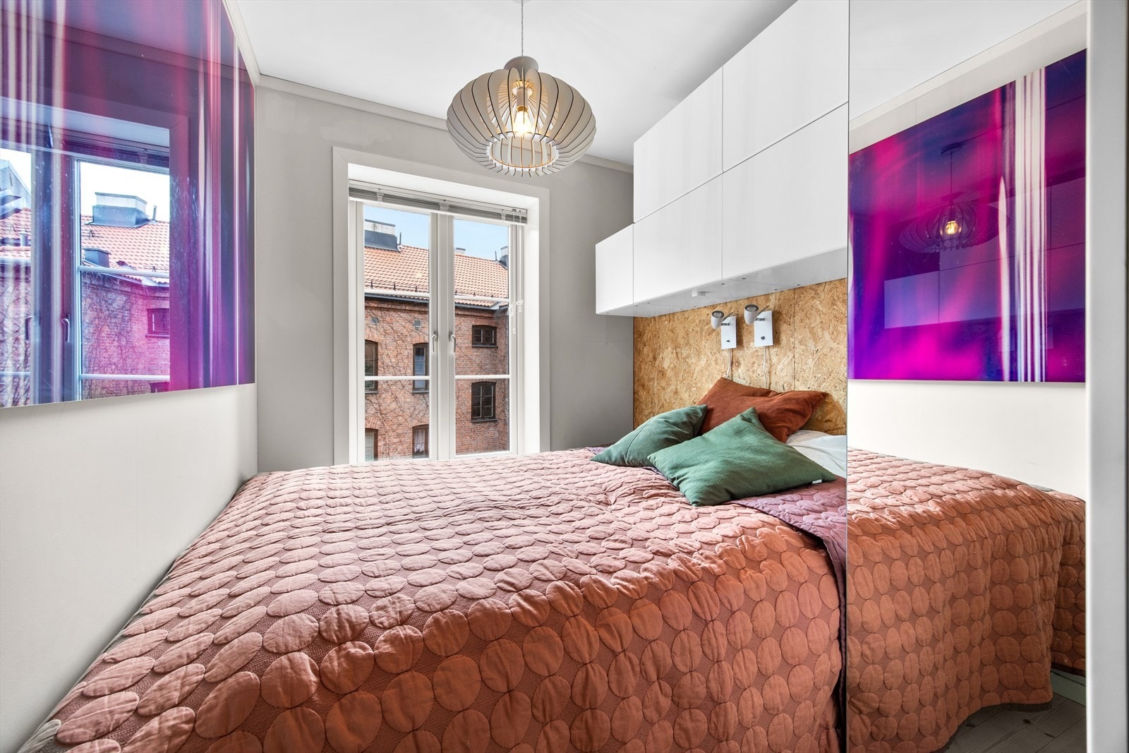 Her fra soverom 2. Dette rommet er mindre enn det andre soverommet, det er allikevel plass til en dobbeltseng. Galleribilde