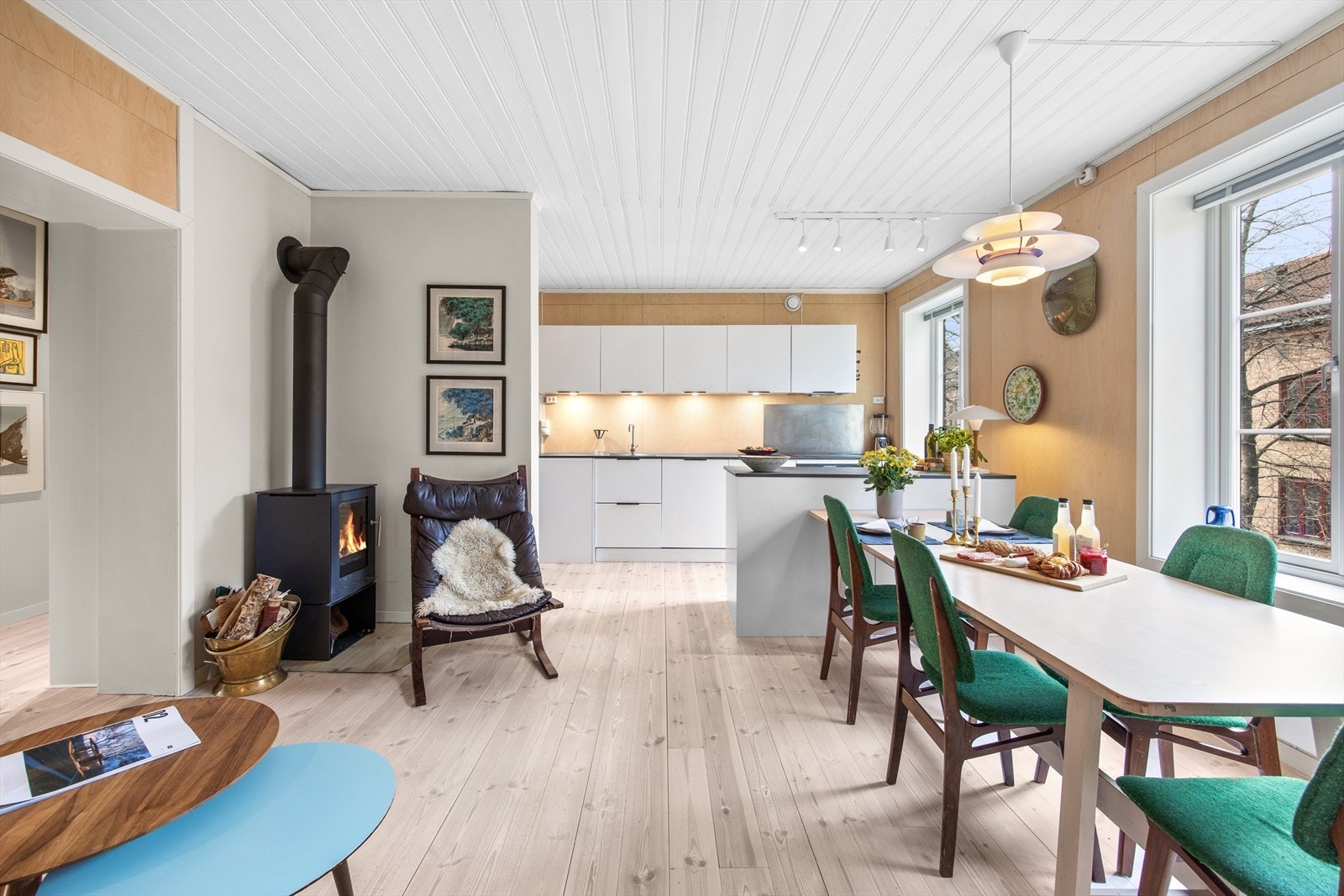 De flotte tregulvene er nylig slipt (2025) og tilfører rommet både varme og karakter. Vegger er av 9 mm bjørkefiner i møbelkvalitet som gir et Nordisk preg over rommet. Galleribilde