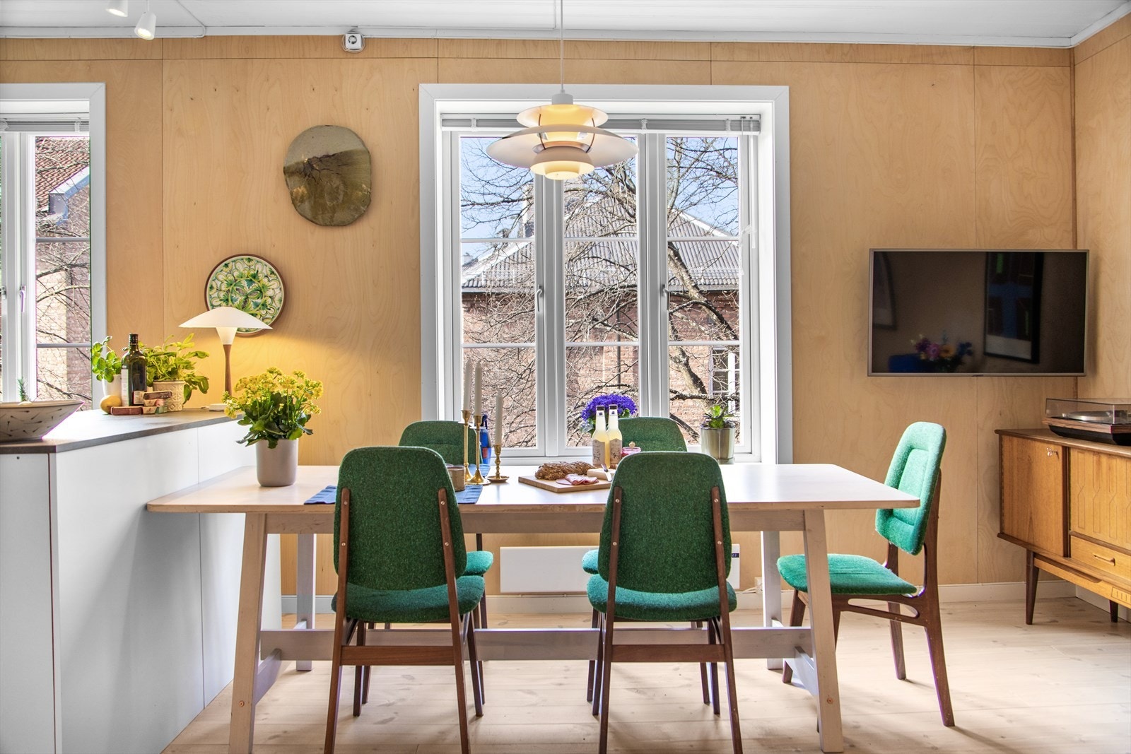 I stua er det plass til et stort og godt spisebord. Galleribilde