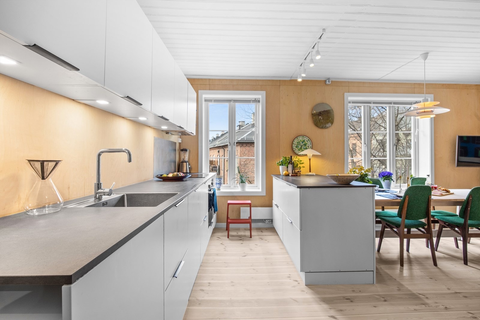 Innredningen består av glatte fronter og en slitesterk laminat benkeplate med nedfelt vaskekum. Galleribilde