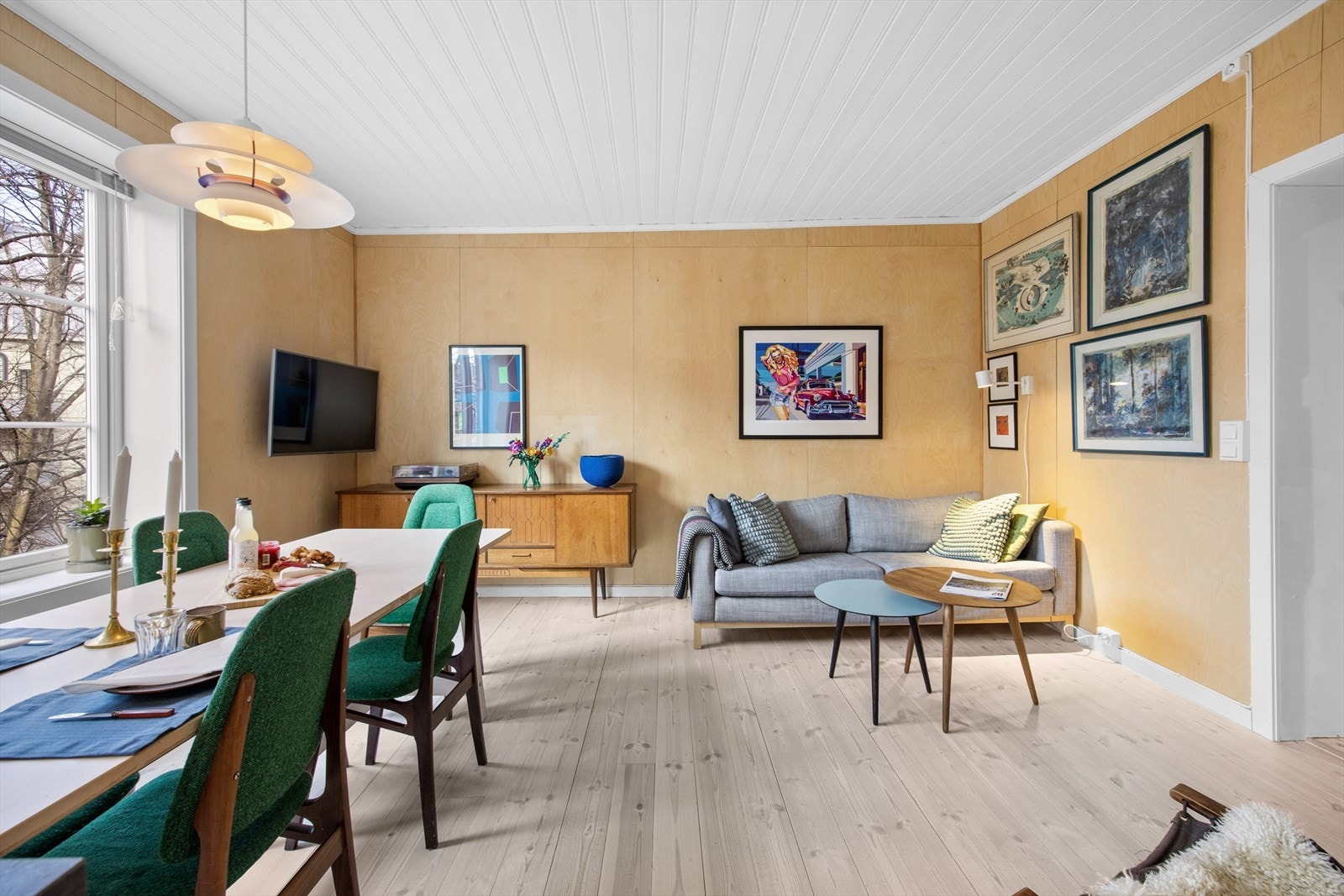 Velkommen til denne flotte 3-roms leiligheten i anerkjente Gråbeinkvartalet, rett ved Botanisk hage. En utmerket beliggenhet mellom Tøyen og Grünerløkka. Galleribilde