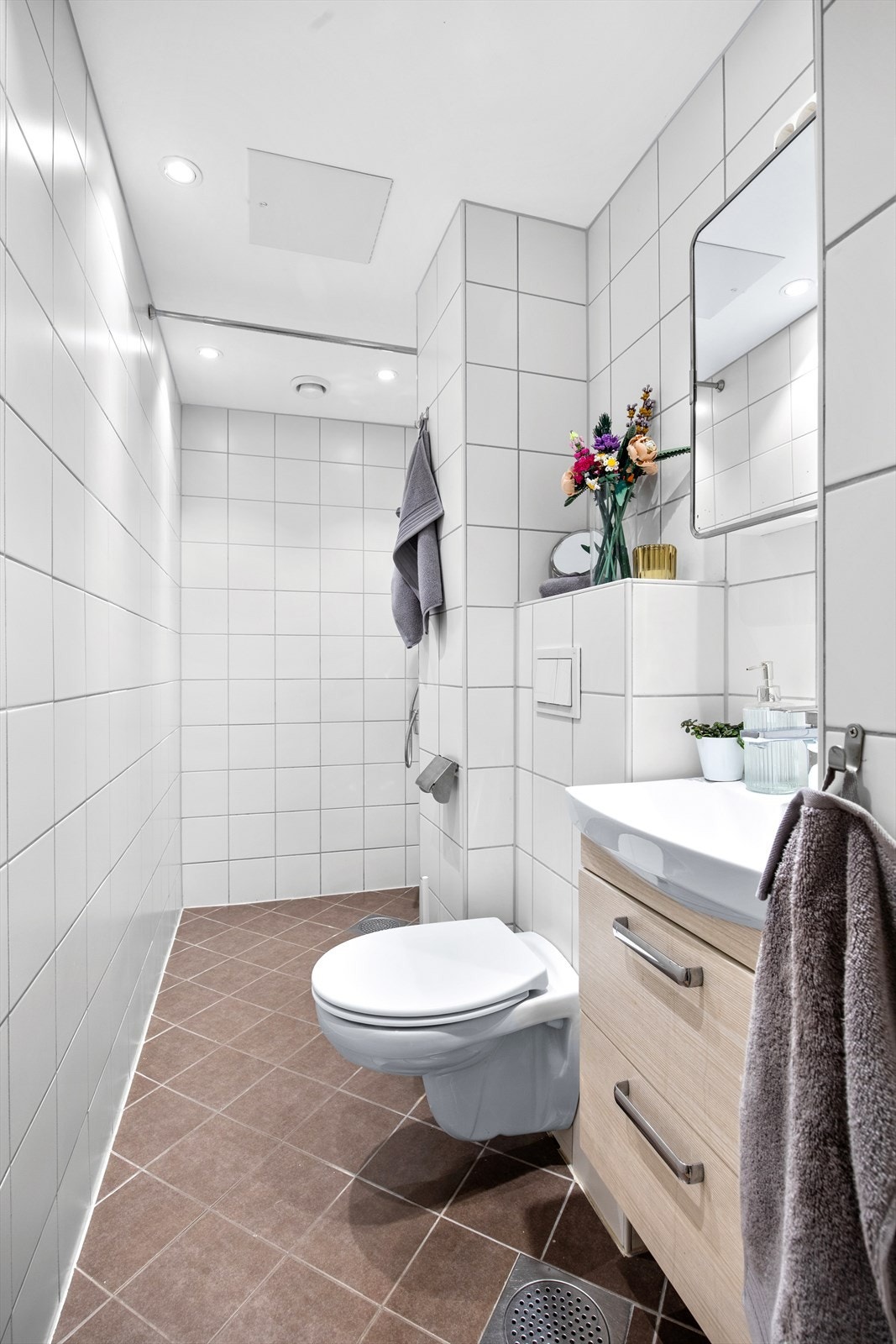 Leiligheten har et lyst og fint baderom, pusset opp i regi av borettslaget i 2014. Her får du både gulvvarme og downlights i himlingen. Vaskemaskinen? Jo, den er på kjøkkenet. Galleribilde