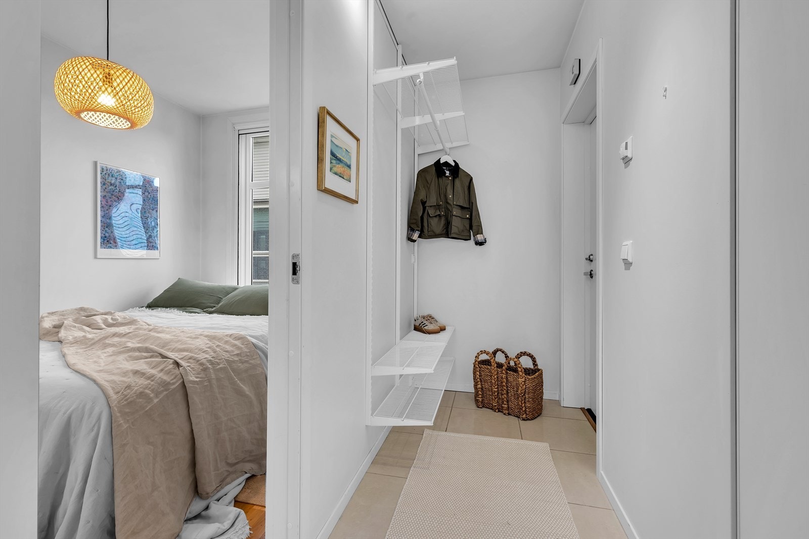 Praktisk hyllesystem i gangen Galleribilde